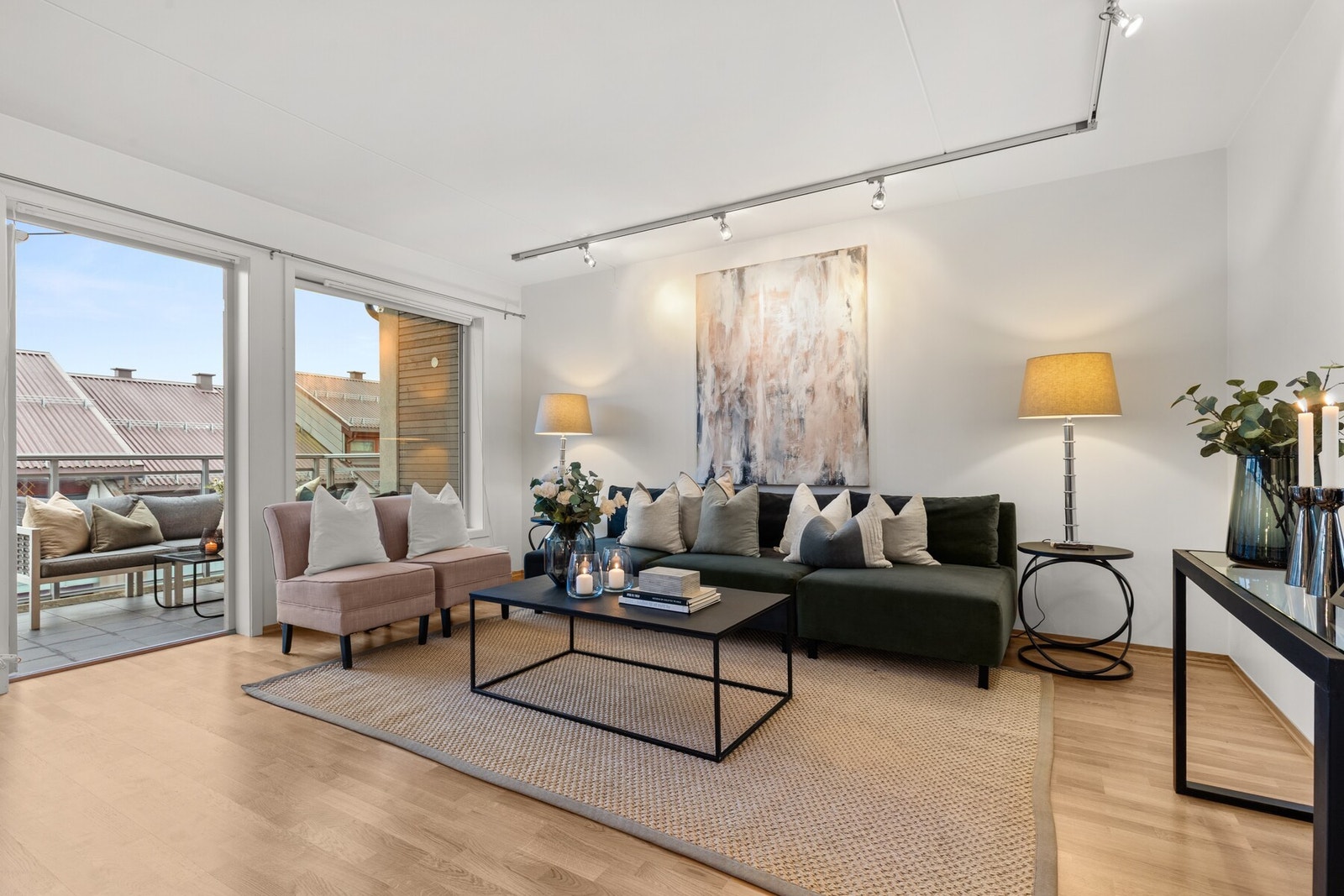 Åpen stue med skyvedør ut til balkong Galleribilde