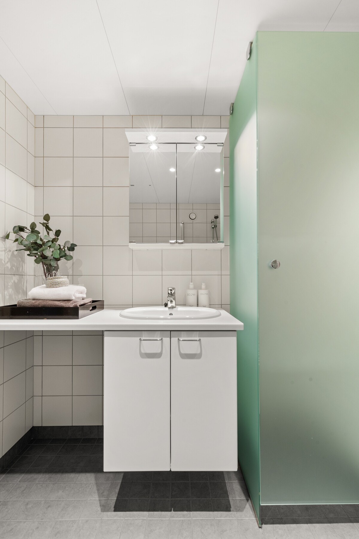 Badet har avtrekk via
balansert anlegg og tilluft via spalte under dør. Galleribilde