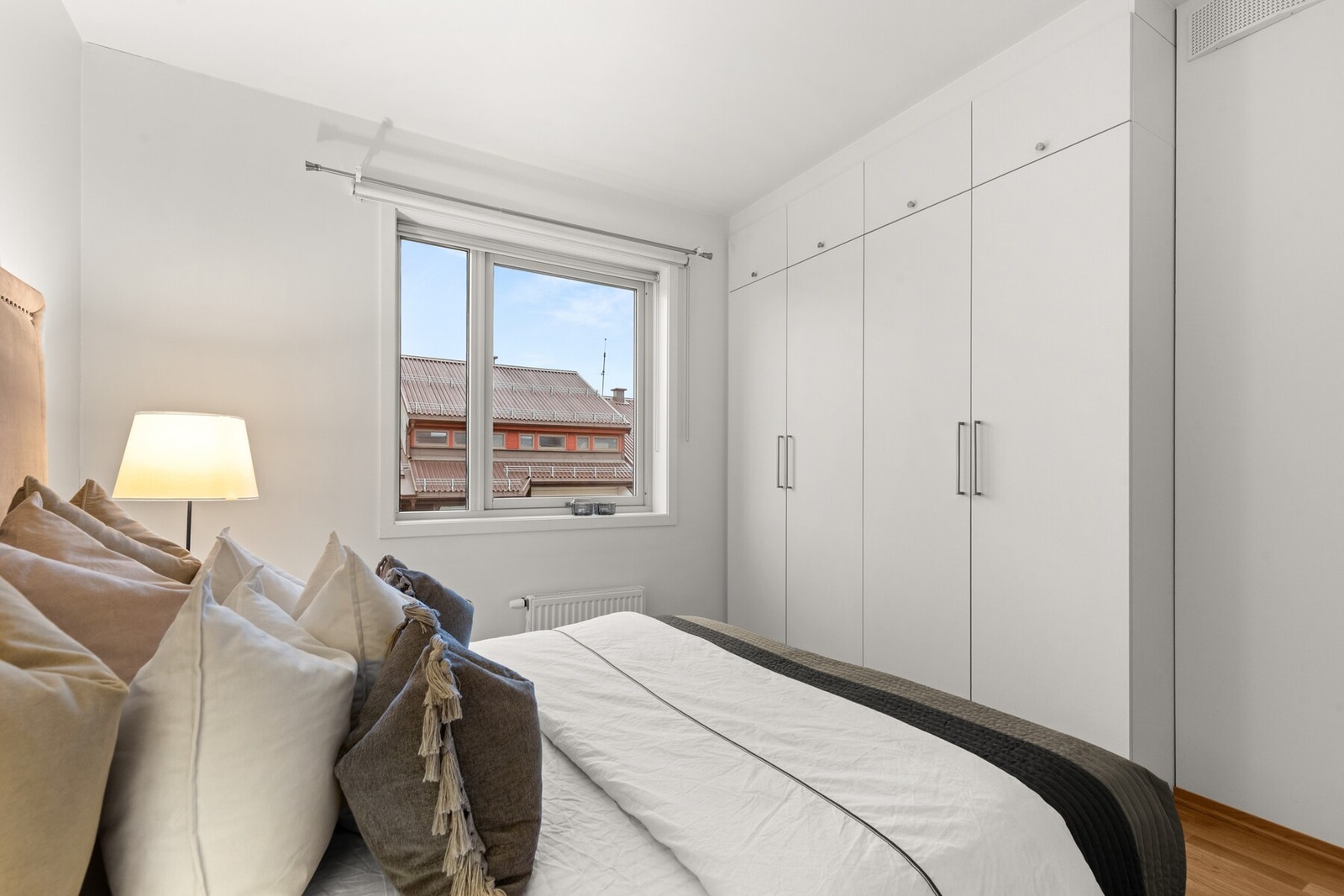 Hovedsoverom med garderobeskap som medfølge. Galleribilde