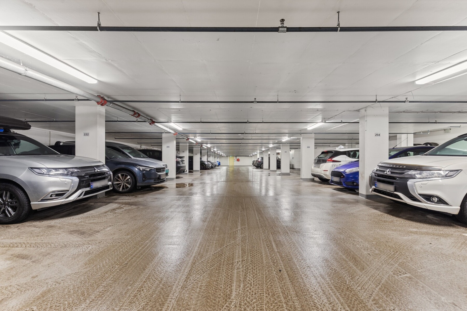 Det medfølger garasjeplass med lader. Galleribilde