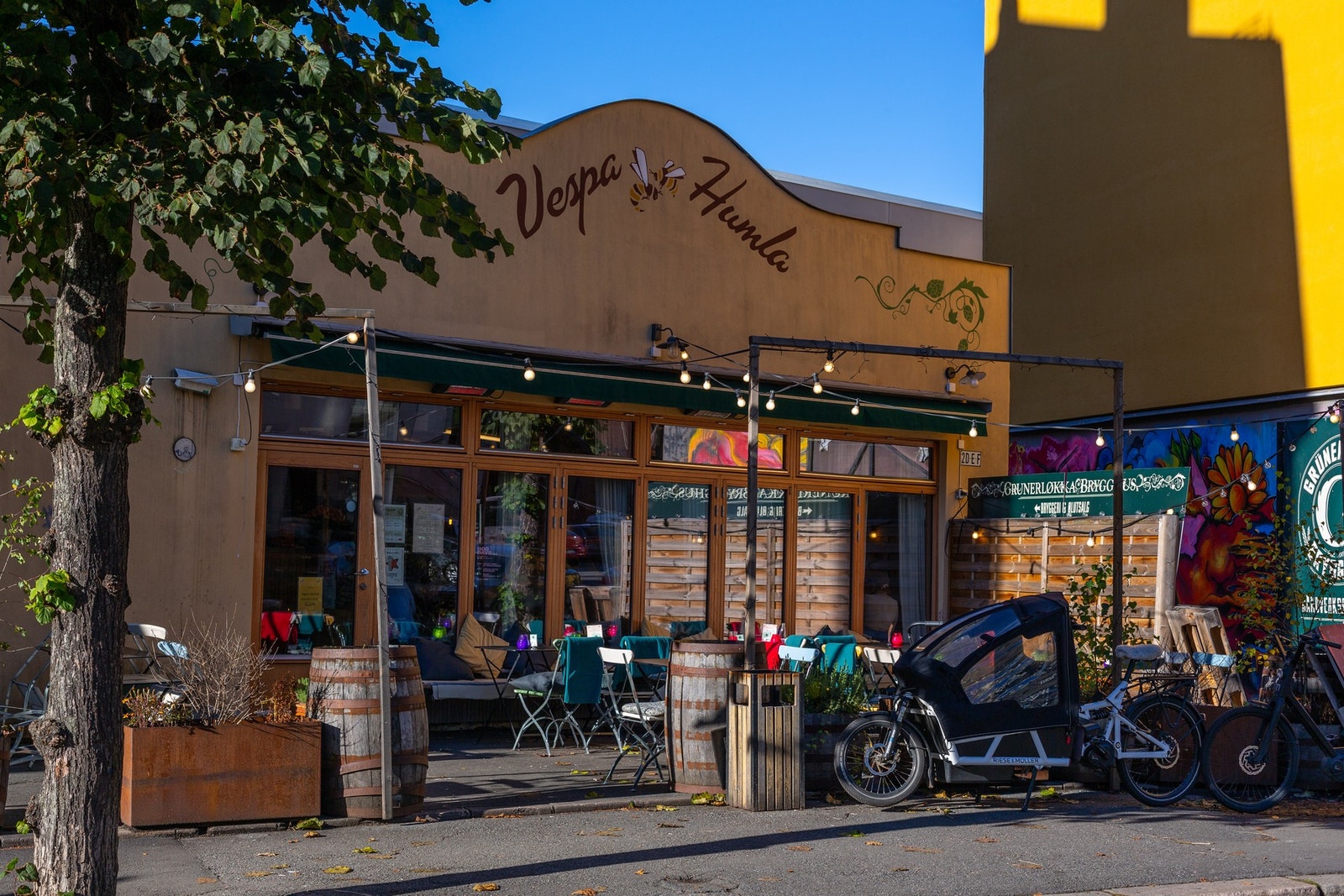 Det er flere kafeer og restauranter i nærheten. Galleribilde