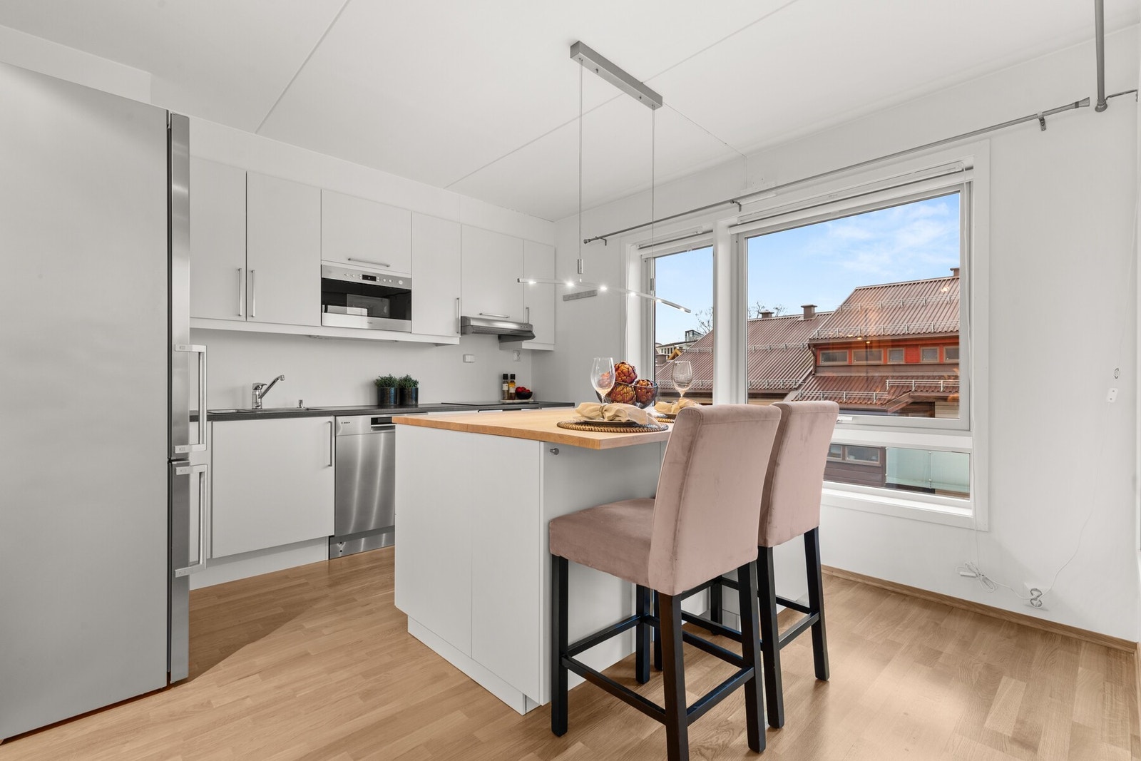 Flott kjøkken med kjøkkenøy og mye skapplass Galleribilde