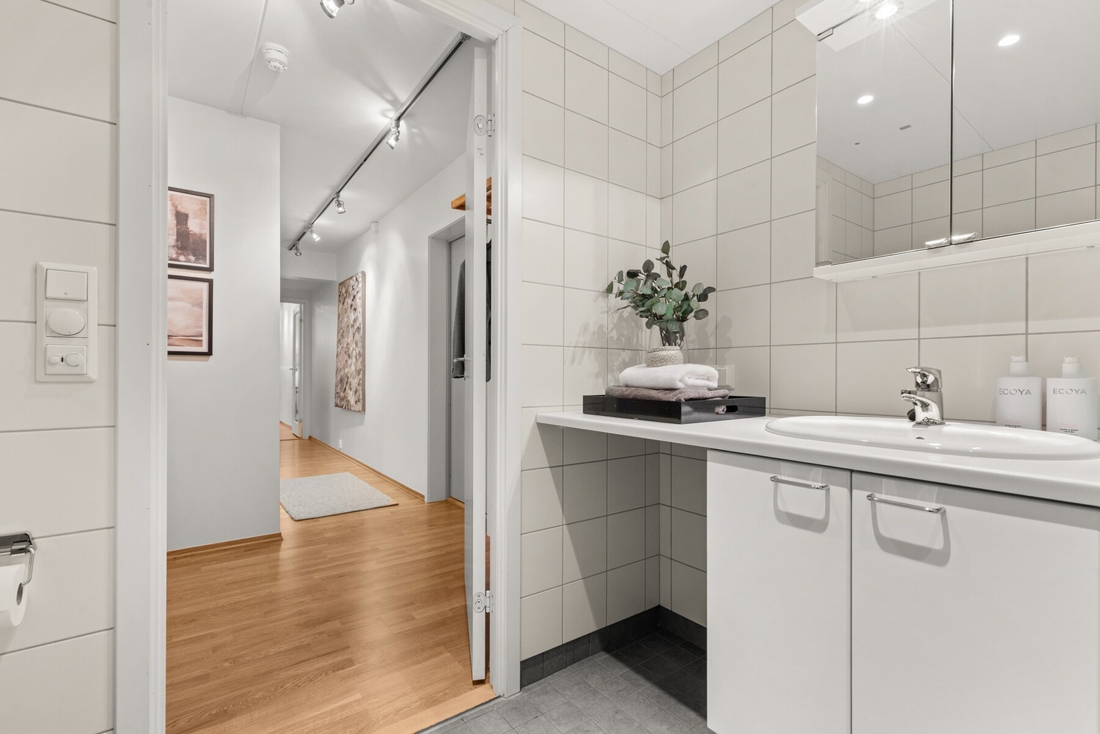 Lyst og pent flislagt bad med varme i gulv. Innredning med
glatte fronter. Galleribilde