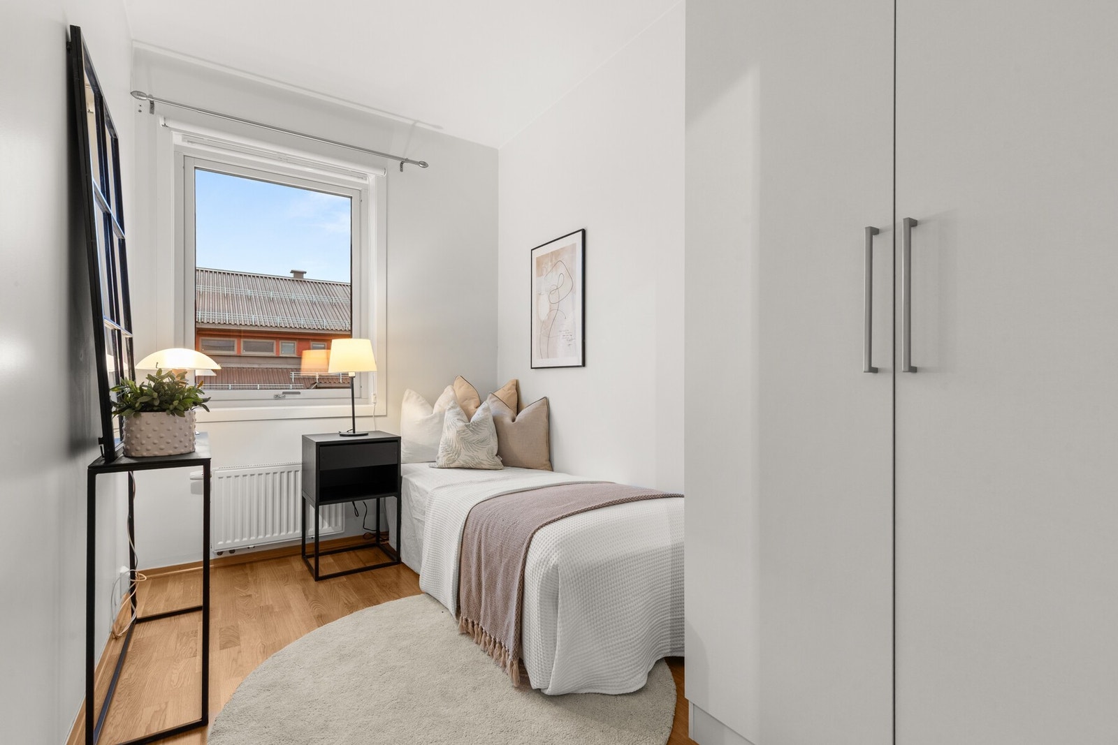 Soverom 2.
Alle soverom har garderobeskap som medfølger. Galleribilde