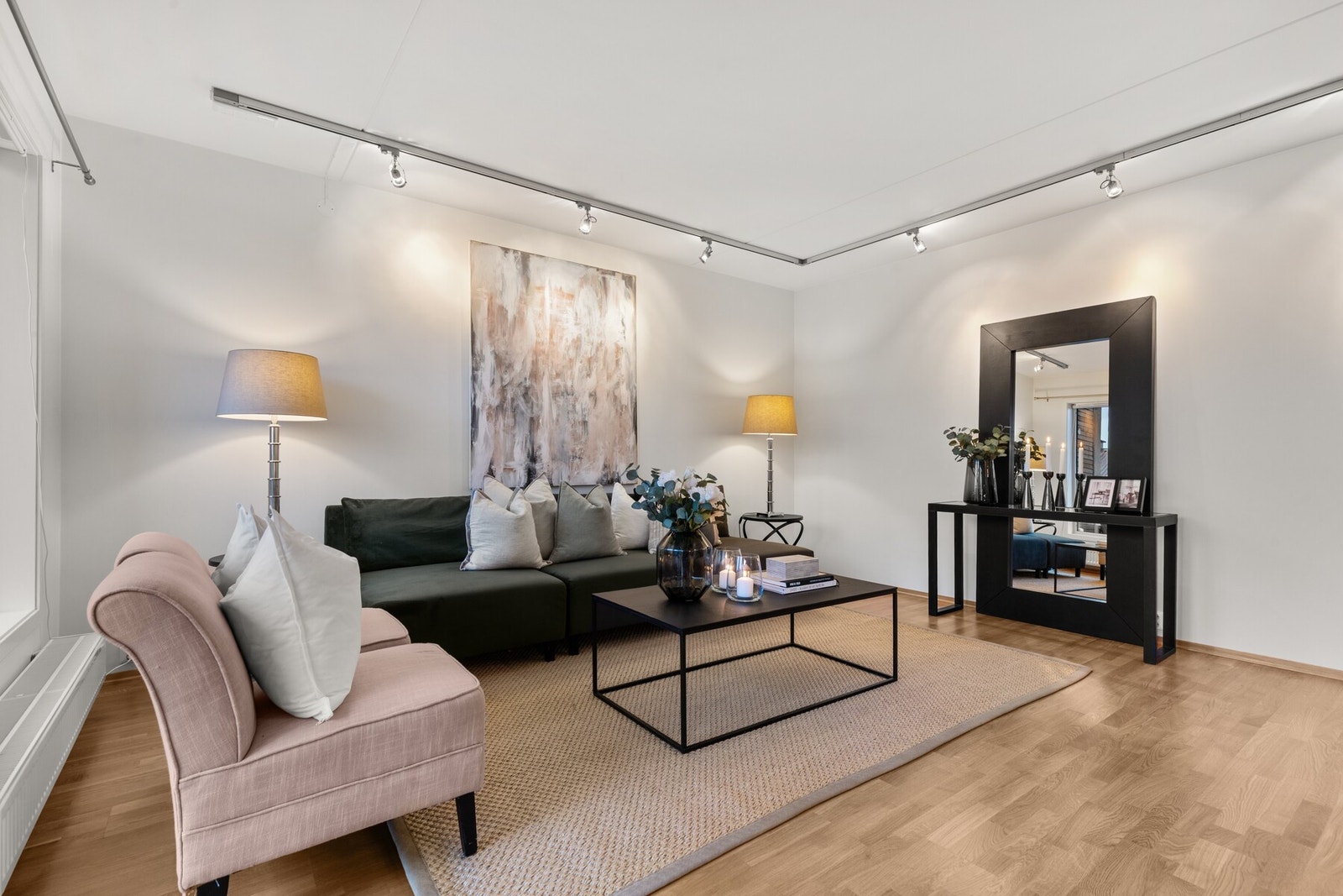 Parkett på gulv og himlingshøyde ca. 2,50 meter, målt i stue. Galleribilde