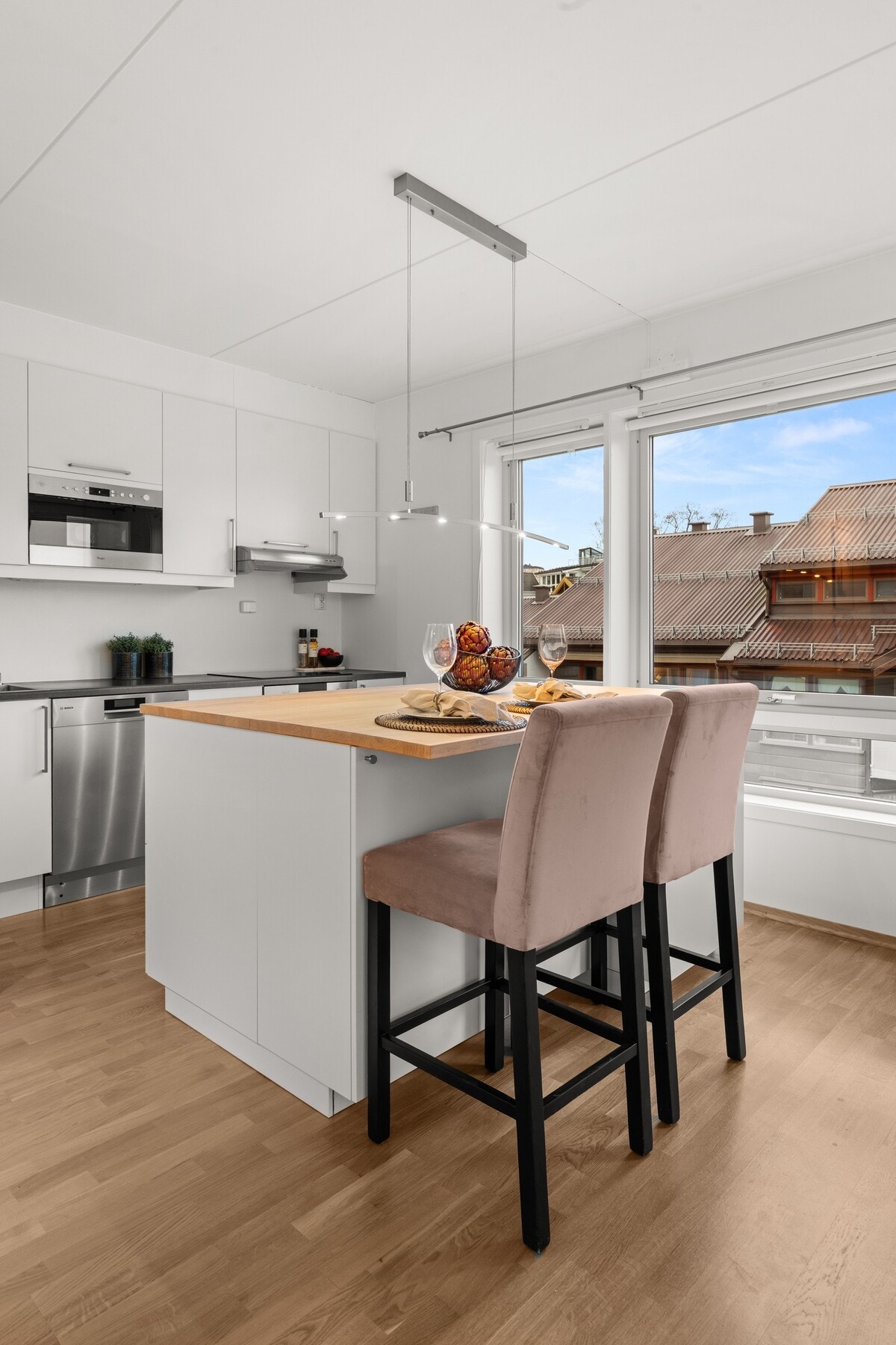 Kjøkkeninnredning fra Sigdal og Ikea. Integrerte hvitevarer består av platetopp og
stekeovn. Opplegg for oppvaskmaskin. Avtrekk via
balansert anlegg. Galleribilde