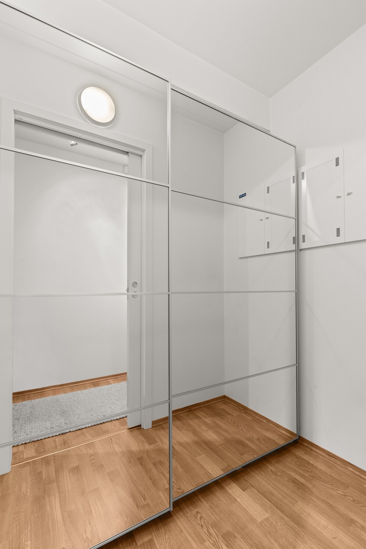 Bod/garderoberom med stor skyvedørsgarderobe. Galleribilde