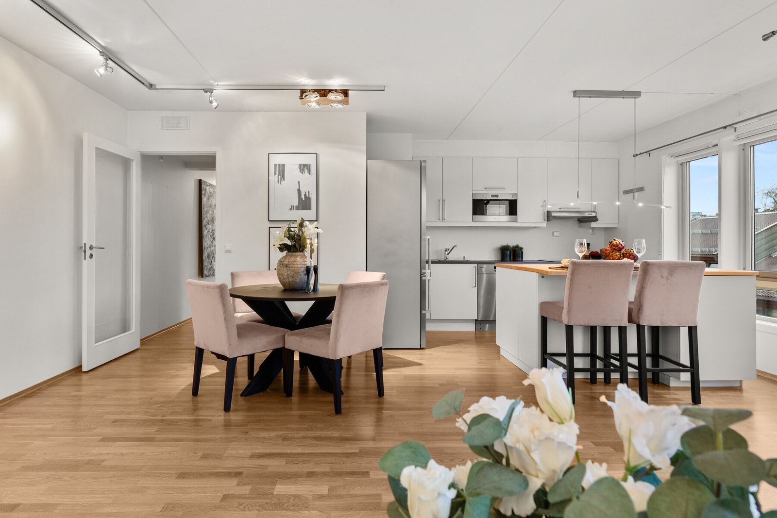 Den åpne løsningen gir svært god romfølelse Galleribilde