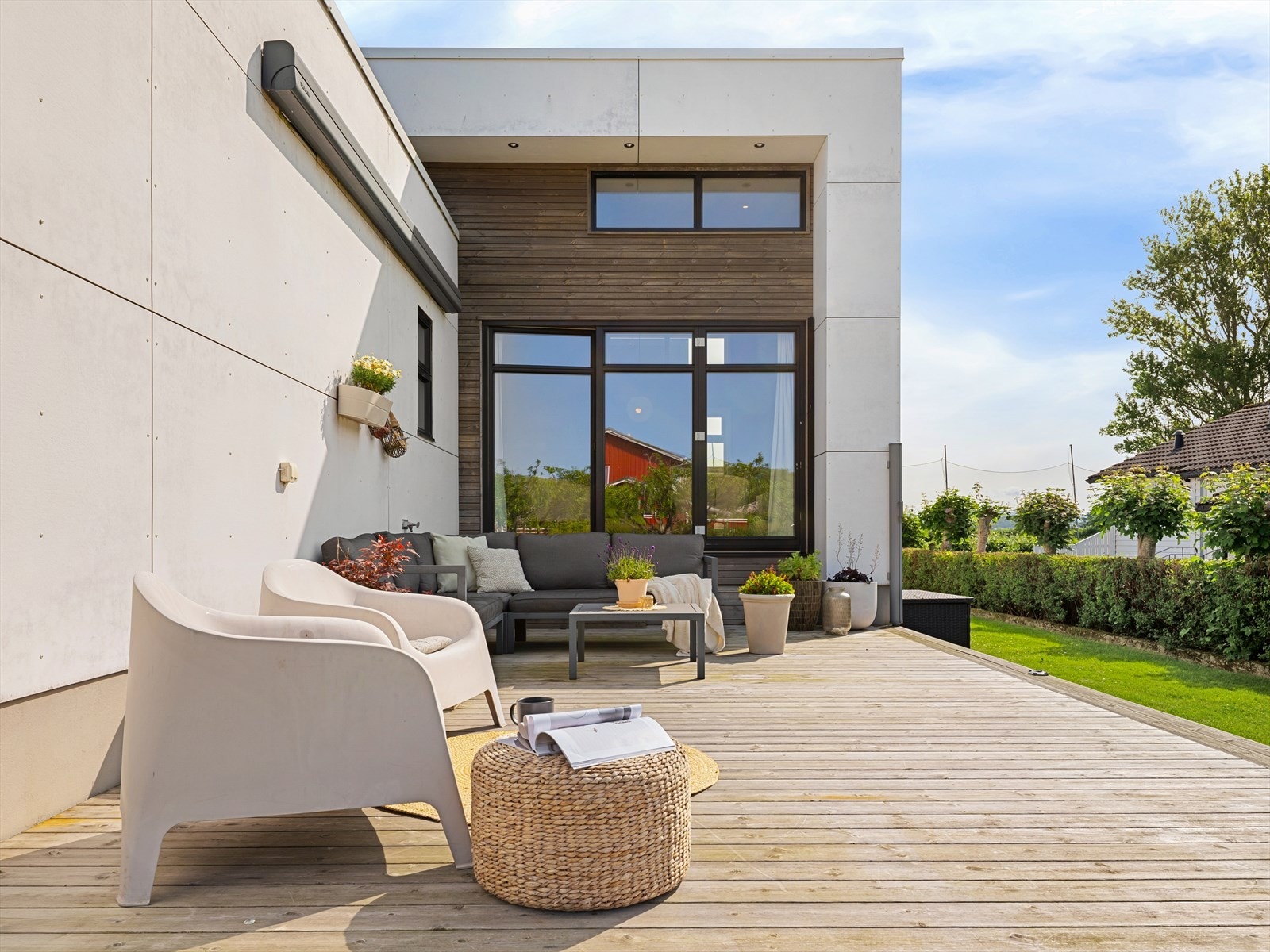 Flott og solrik terrasse med utgang fra stuen. Galleribilde