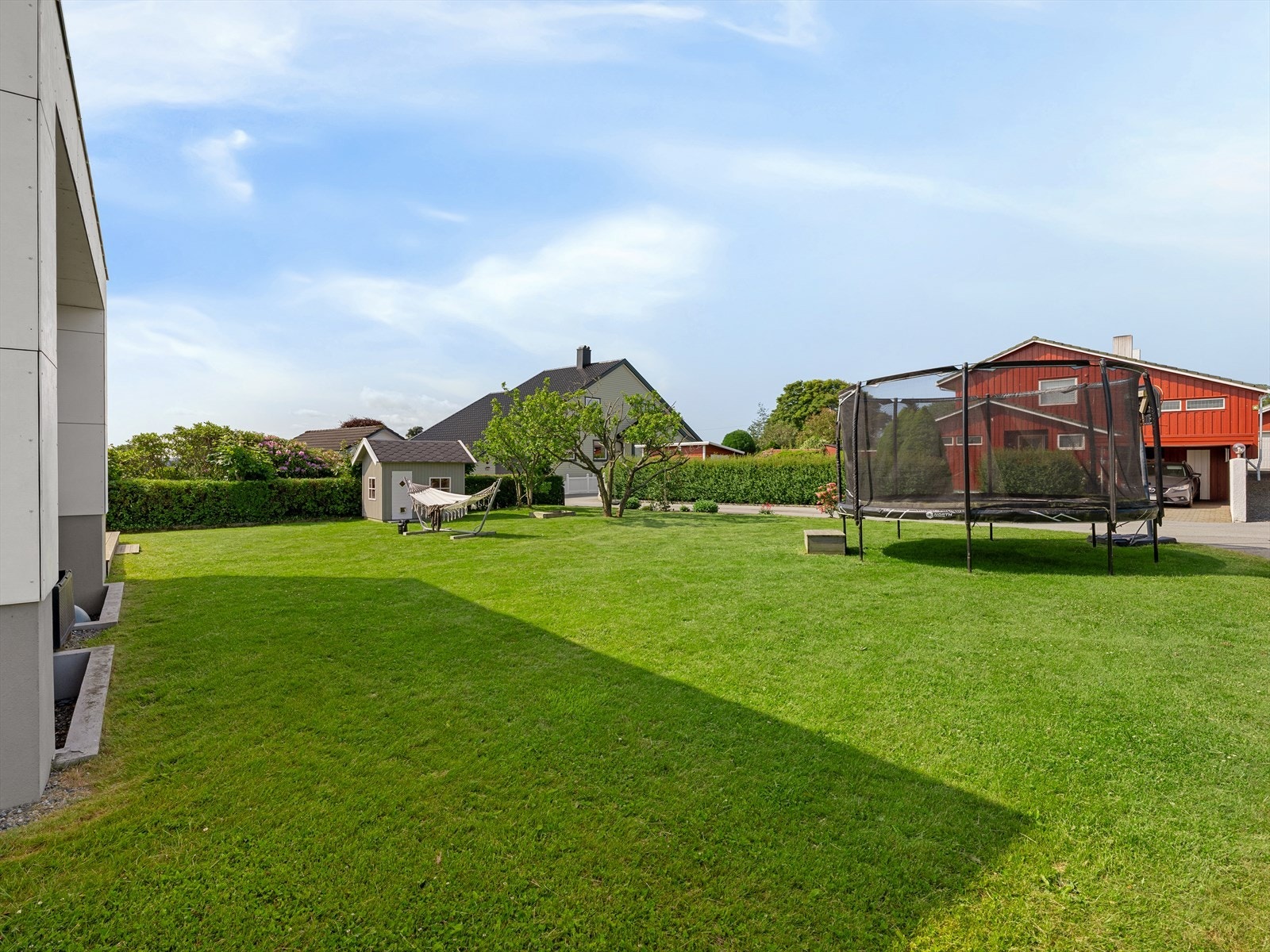 Med sin landlige plassering og et velstelt uteområde tilbyr denne eiendommen både stil og funksjonalitet.
Her har man det man trenger for å trives. Velkommen til visning! Galleribilde
