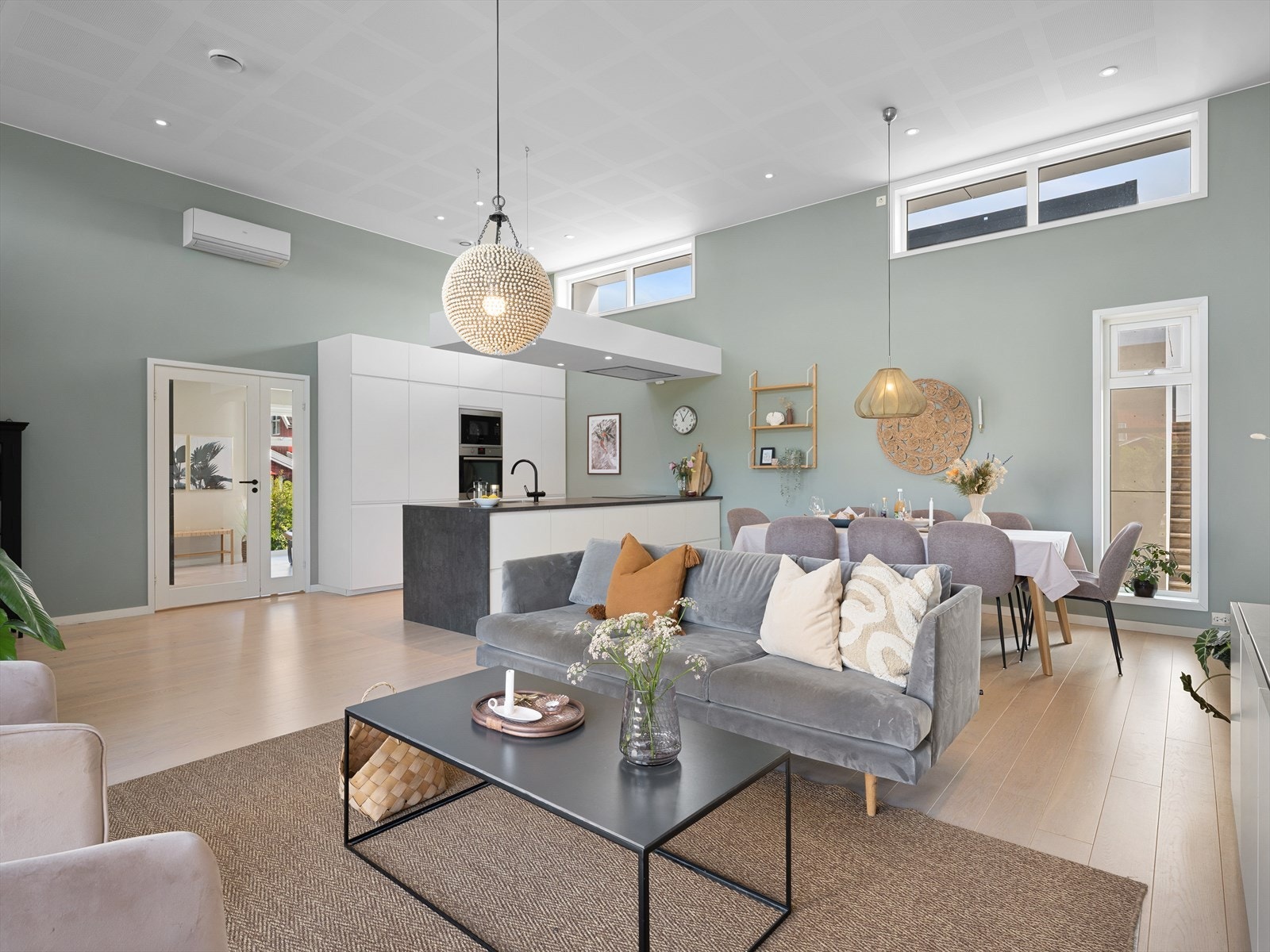 Lys stue med gode vindusflater, utgang til terrasse og hage Galleribilde