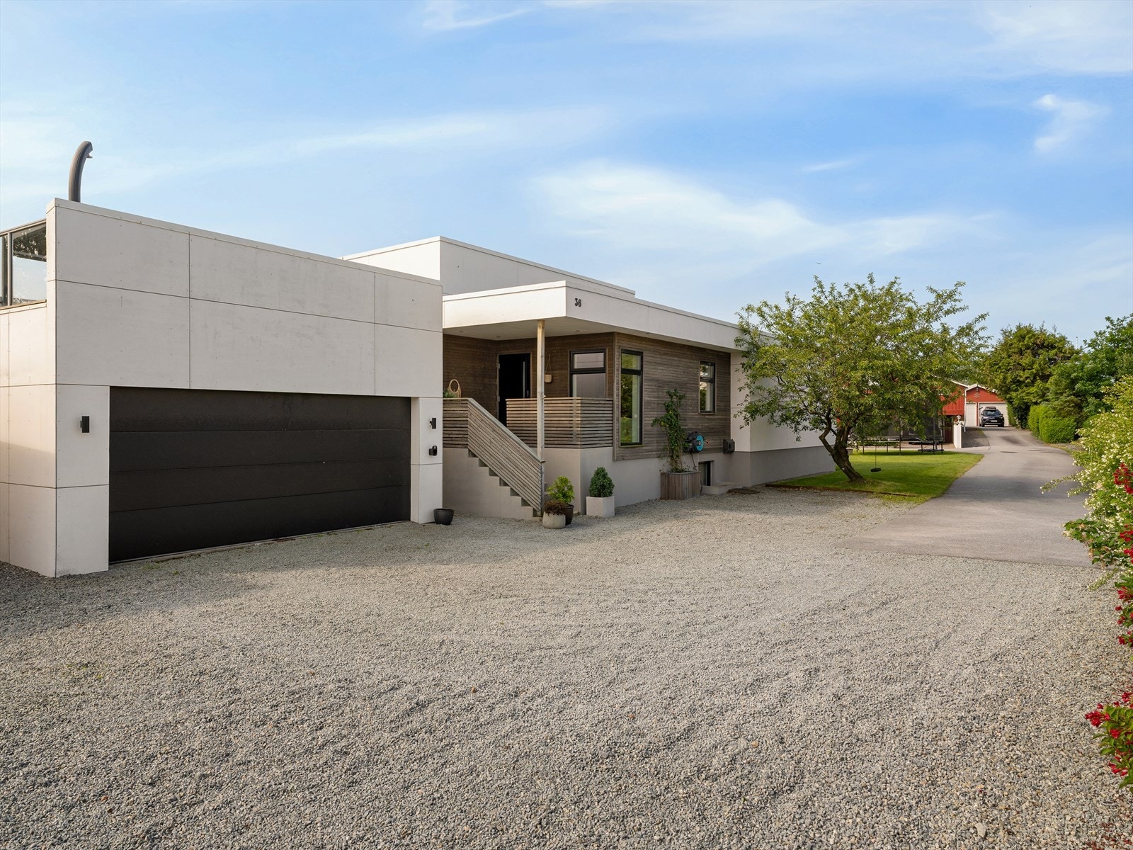 Eneboligen er bygget vesentlig om i 2017 og byr på en praktisk planløsning, dobbel garasje med takterrasse.
Tomten er solrik og grenser til landbruksarealer. Den er pent opparbeidet plen. busker og trær. Galleribilde