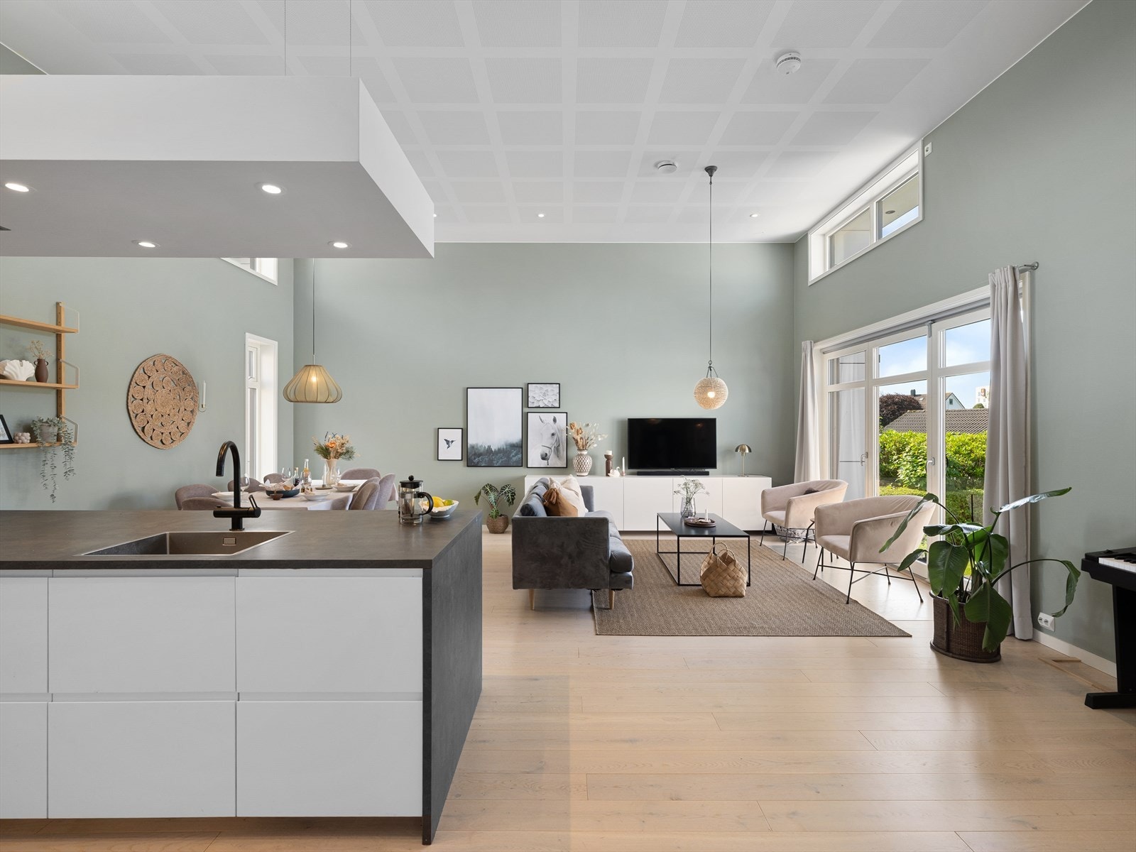 Kjøkkenet har masse skapplass, samtidig som det på grunn av måten det er satt opp på har nær tilkomst til alt som befinner seg i skapene. Galleribilde