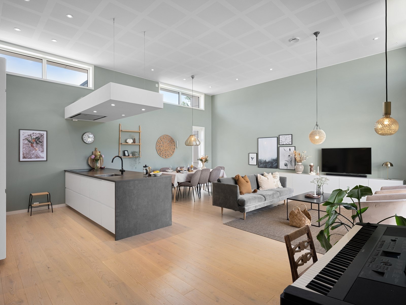 Selger fremhever at de liker å lage mat og samtidig være tilstede med dem man er sammen med i rommet. Den høye tak høyden gjør at rommet føles luftig, og kjøkkenet er praktisk plassert i forhold spisebordet. Lett å dekke på/ta av bordet. Galleribilde