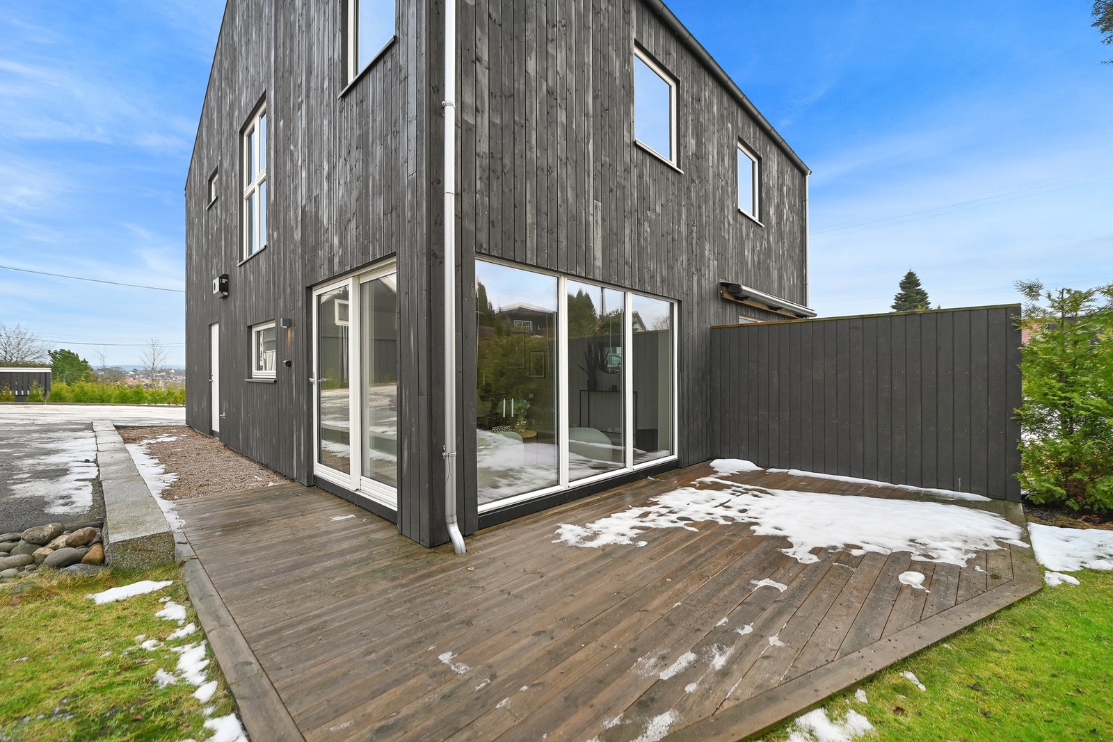 Solrik uteplass med skjerming mot nabo. Galleribilde