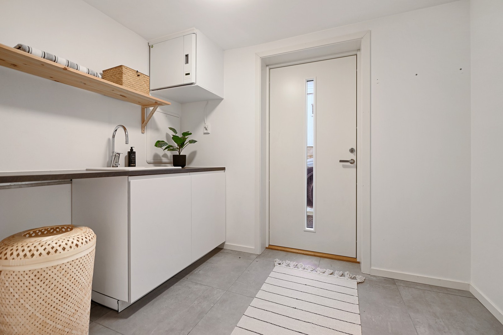 Praktisk vaskerom med egen utgang. Galleribilde