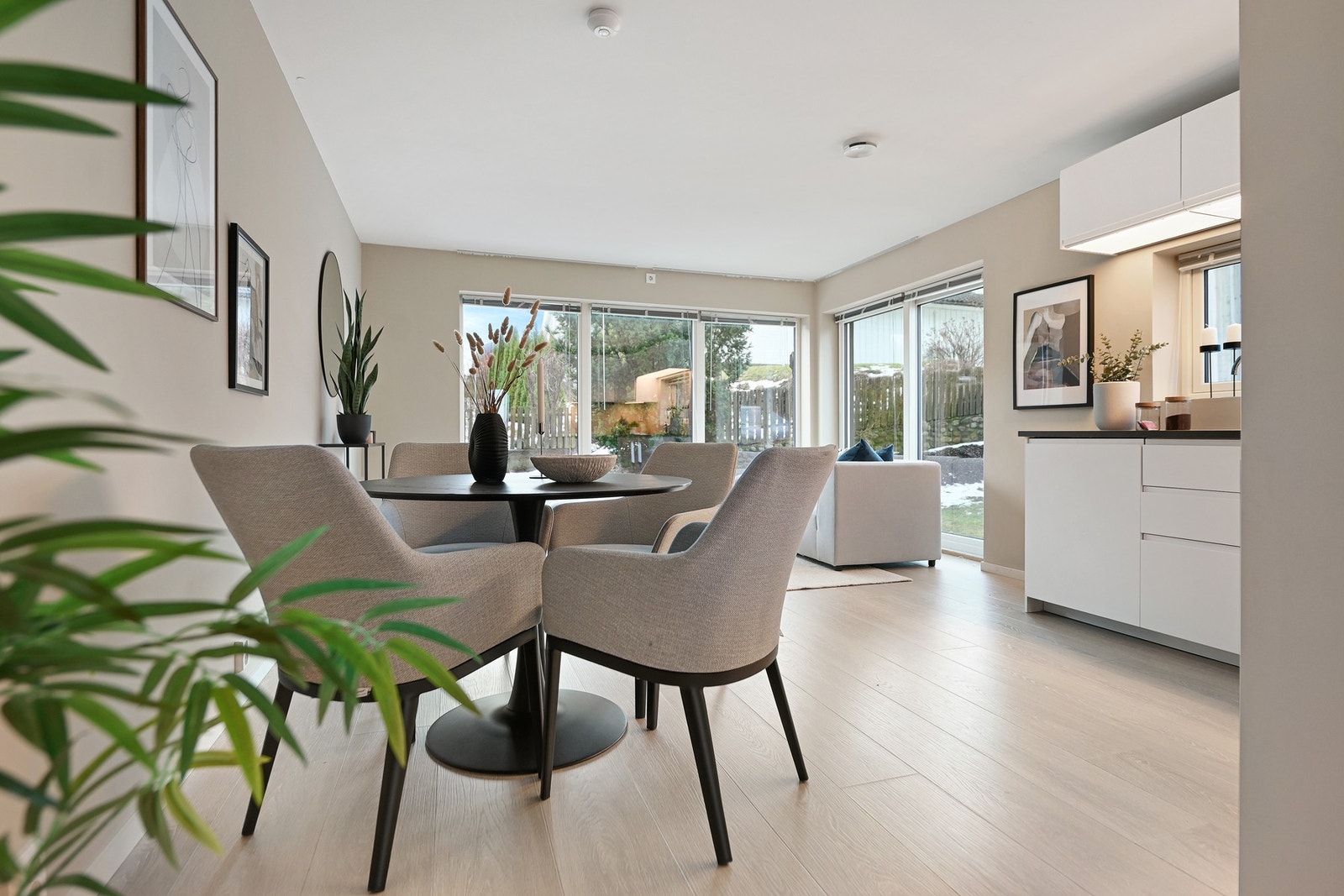 Dette er en vertikaldelt bolig fra 2022, med gjennomført og helhetlig standard. Galleribilde