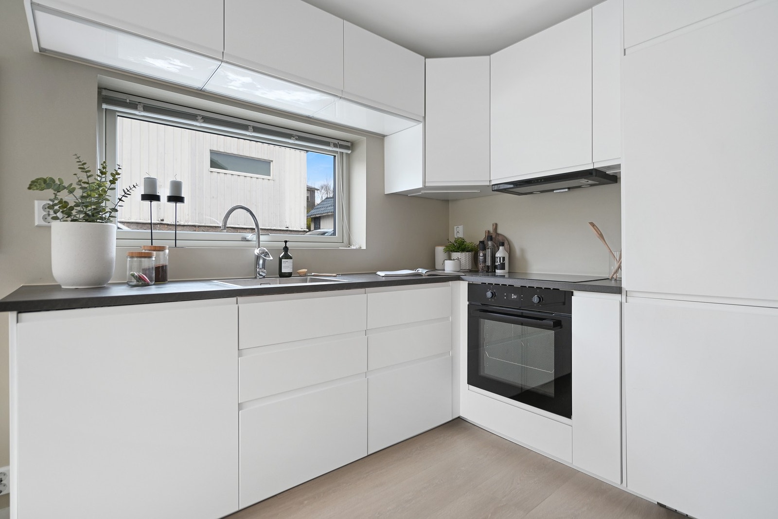 Integrert koketopp, stekeovn, oppvaskmaskin, samt kombinert kjøl-/fryseskap. Galleribilde