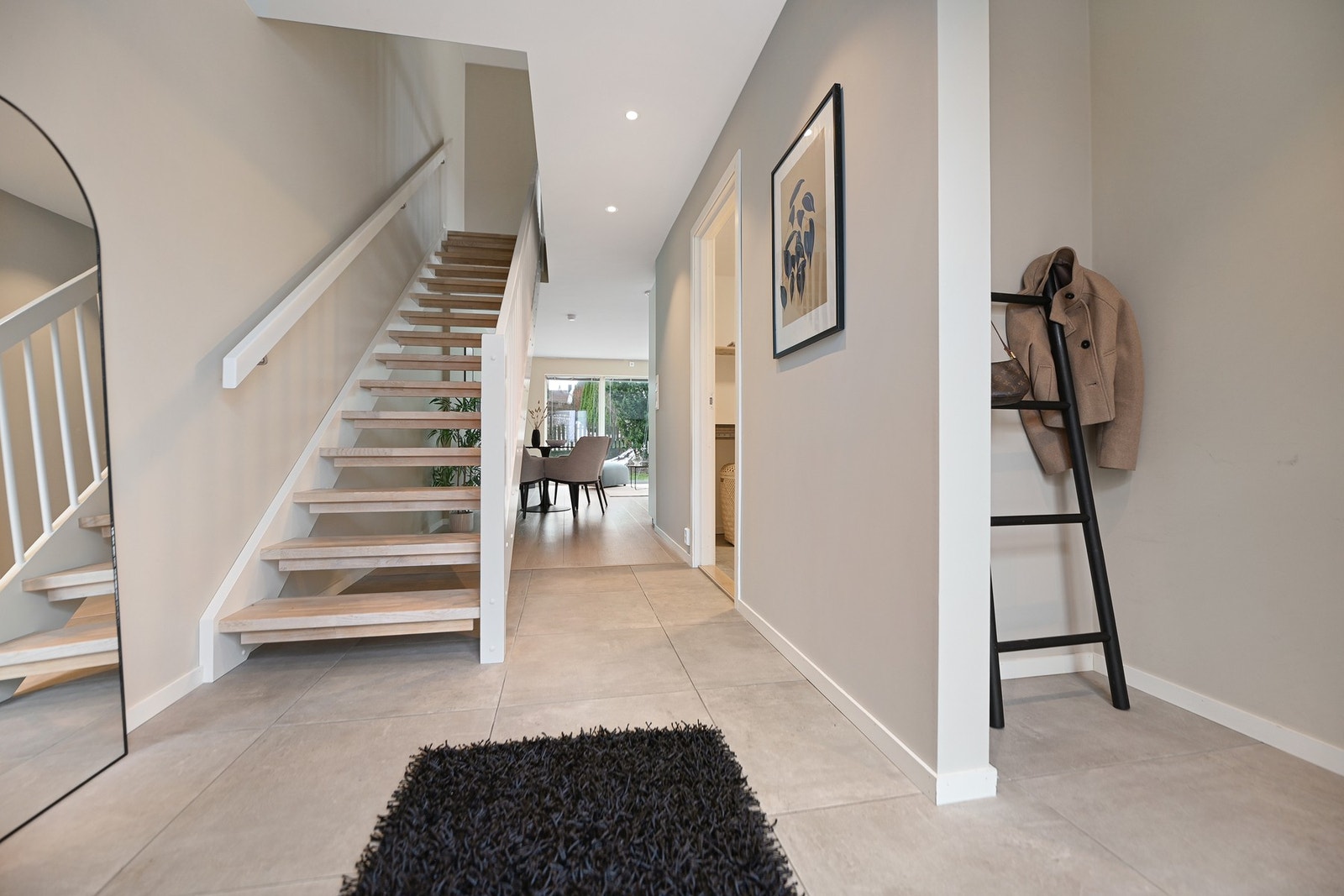 Fra entréen og inn mot vaskerommet til høyre har gulvet fliser og varmekabler. Galleribilde