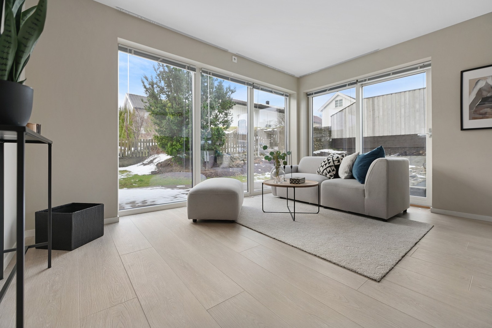 Lyst og pent laminatgulv som er lagt gjennom store deler av boligen. Galleribilde