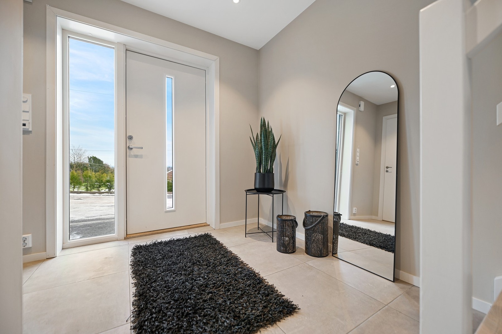 Entré med god plass til yttertøy og garderobeløsninger. Galleribilde