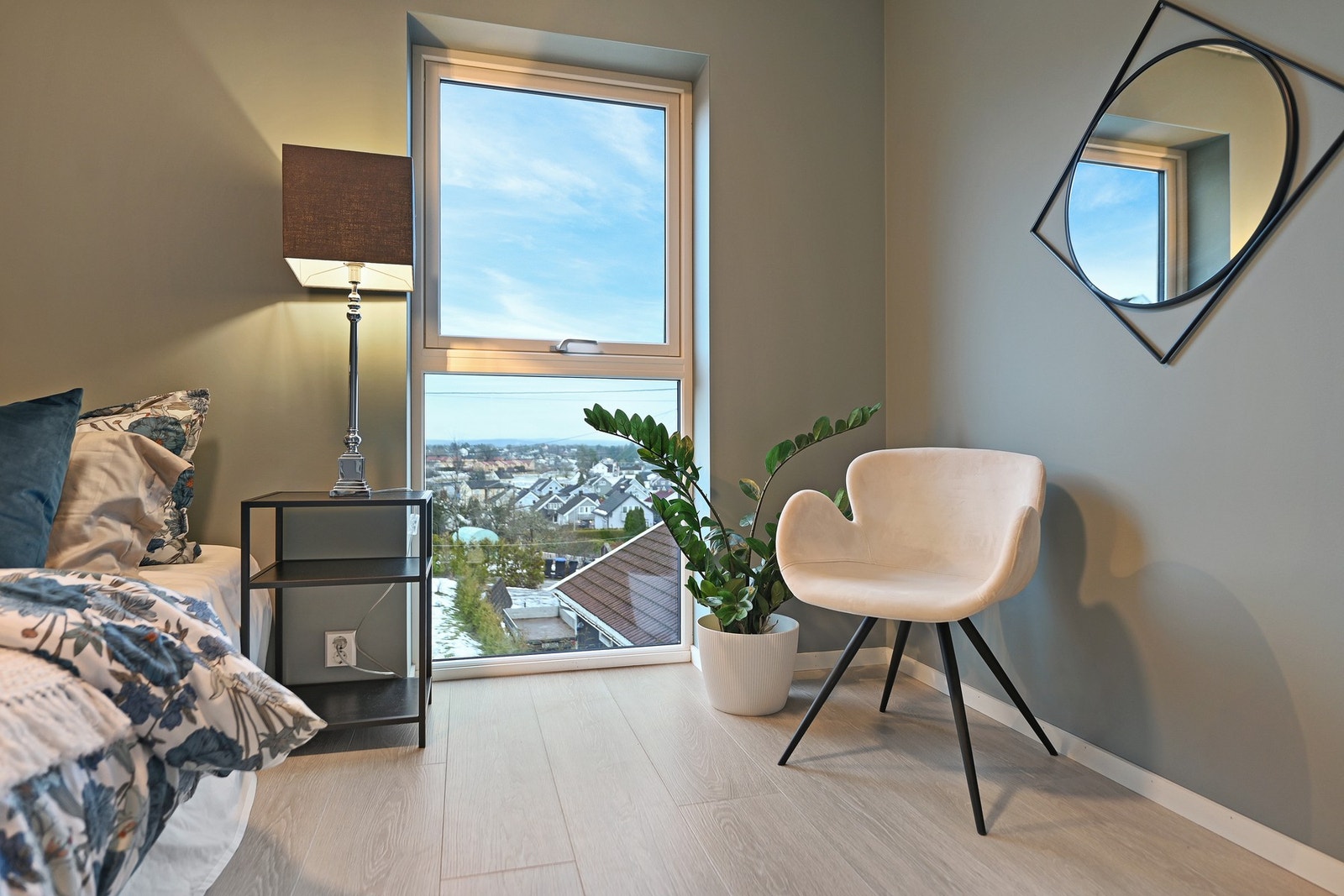 Hovedsoverommet er ekstra romslig, og har plass for eventuell skyvedørsgarderobe. Galleribilde