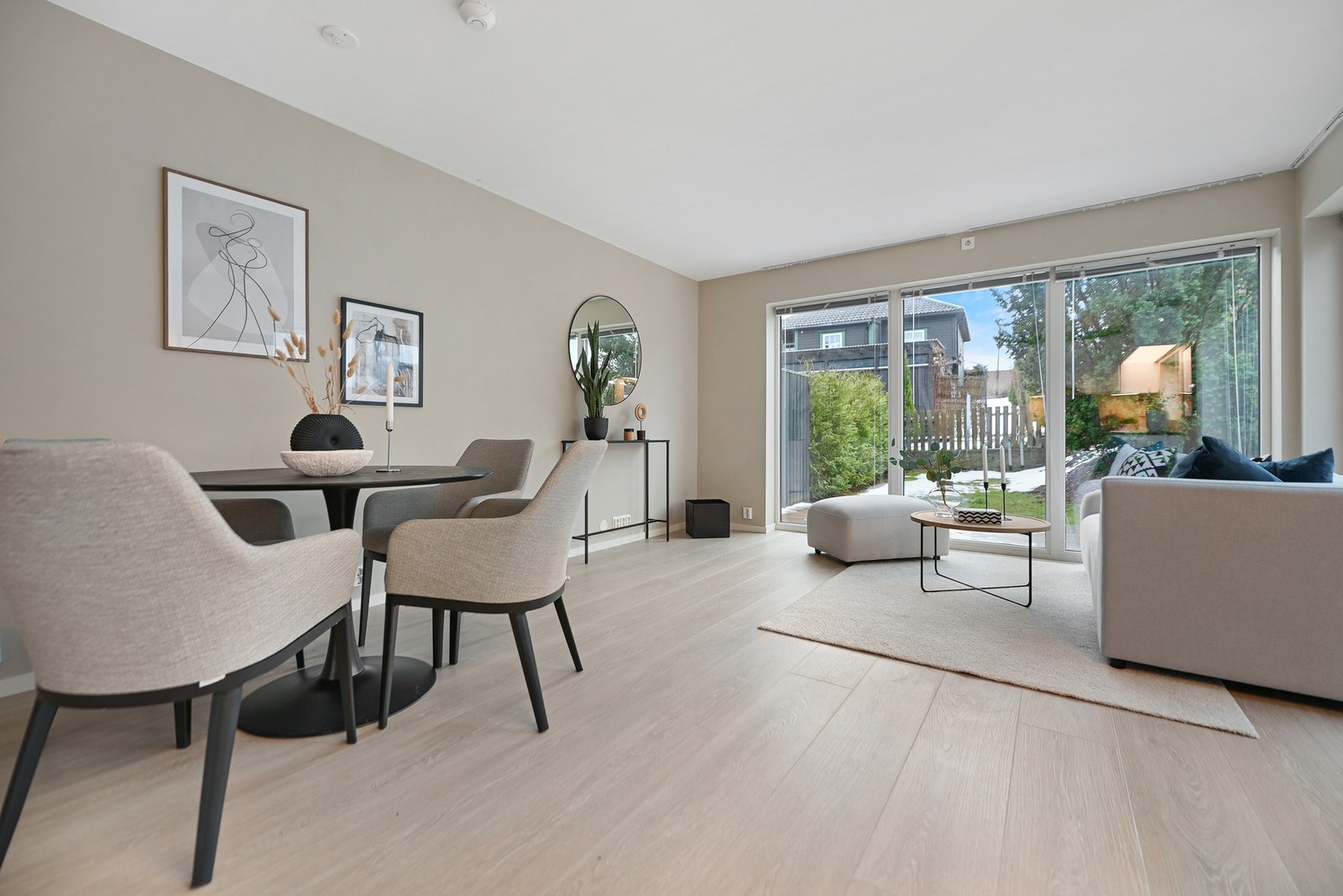 Lyse stuearealer og store vinduer. Galleribilde