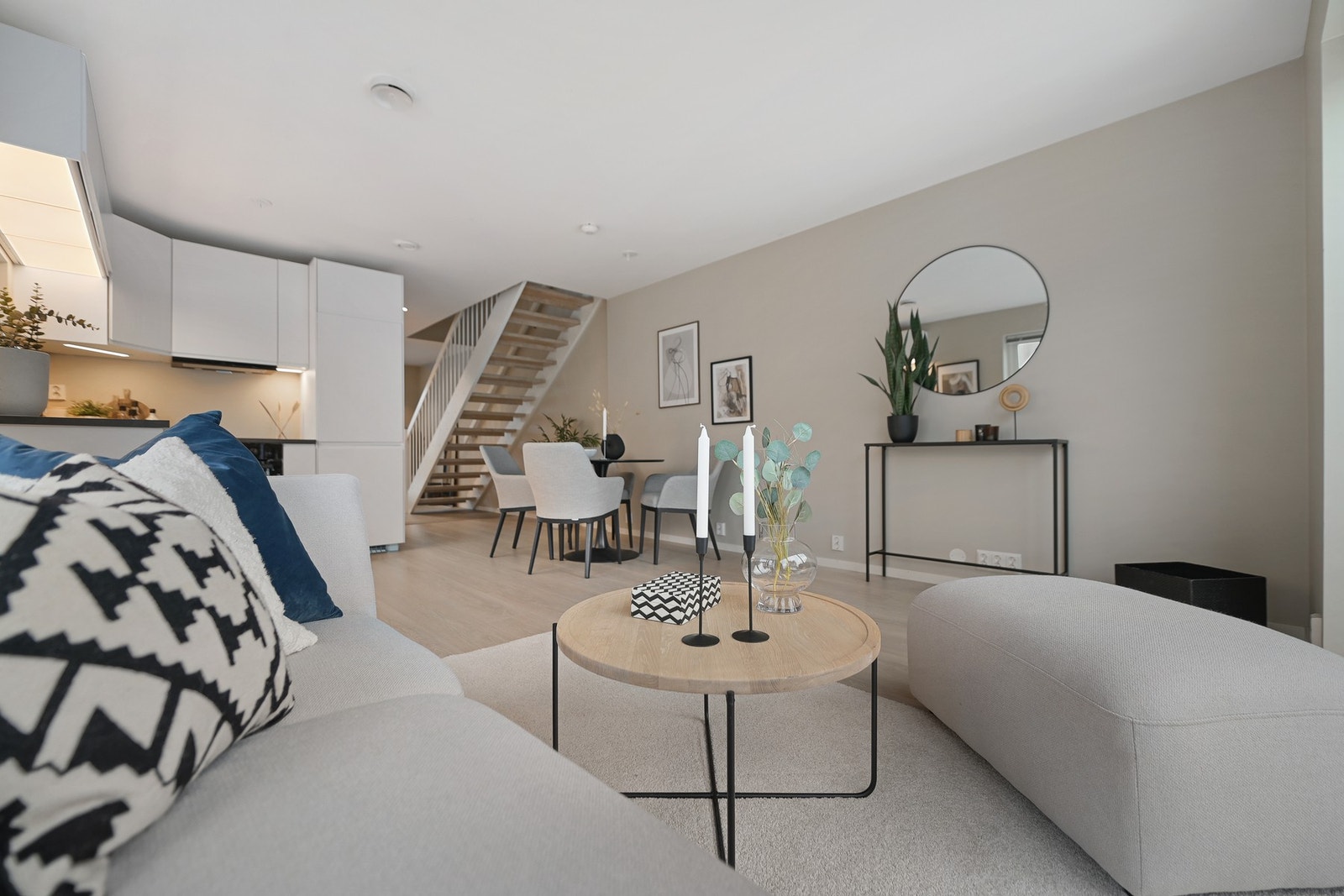 Mulighet for å møblere både med salong og spisebord. Galleribilde