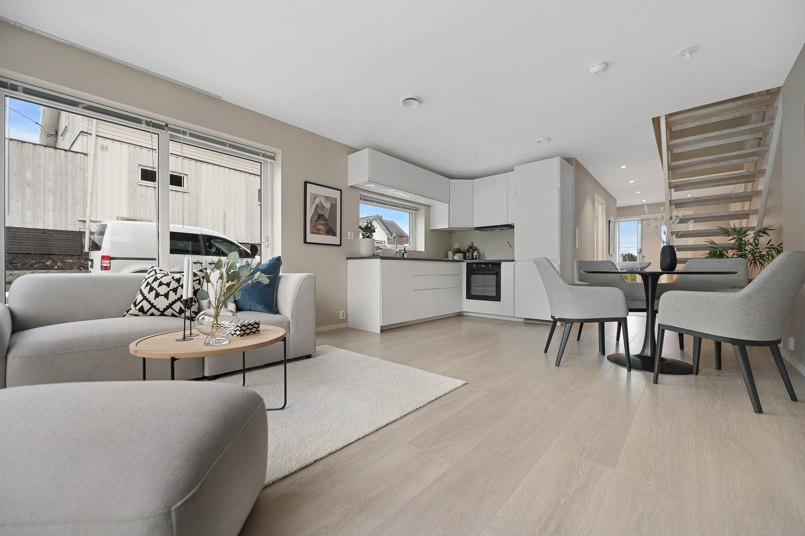 Åpen kjøkkenløsning utnytter arealene godt. Galleribilde