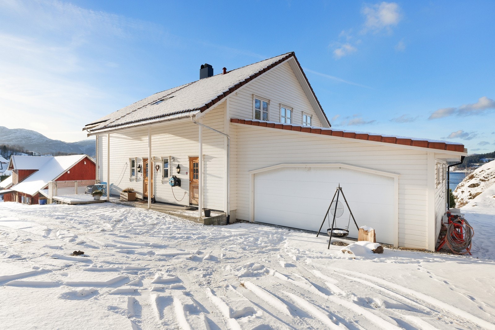 Boligen byr på en fredelig beliggenhet med gode solforhold og fine uteområder. Galleribilde