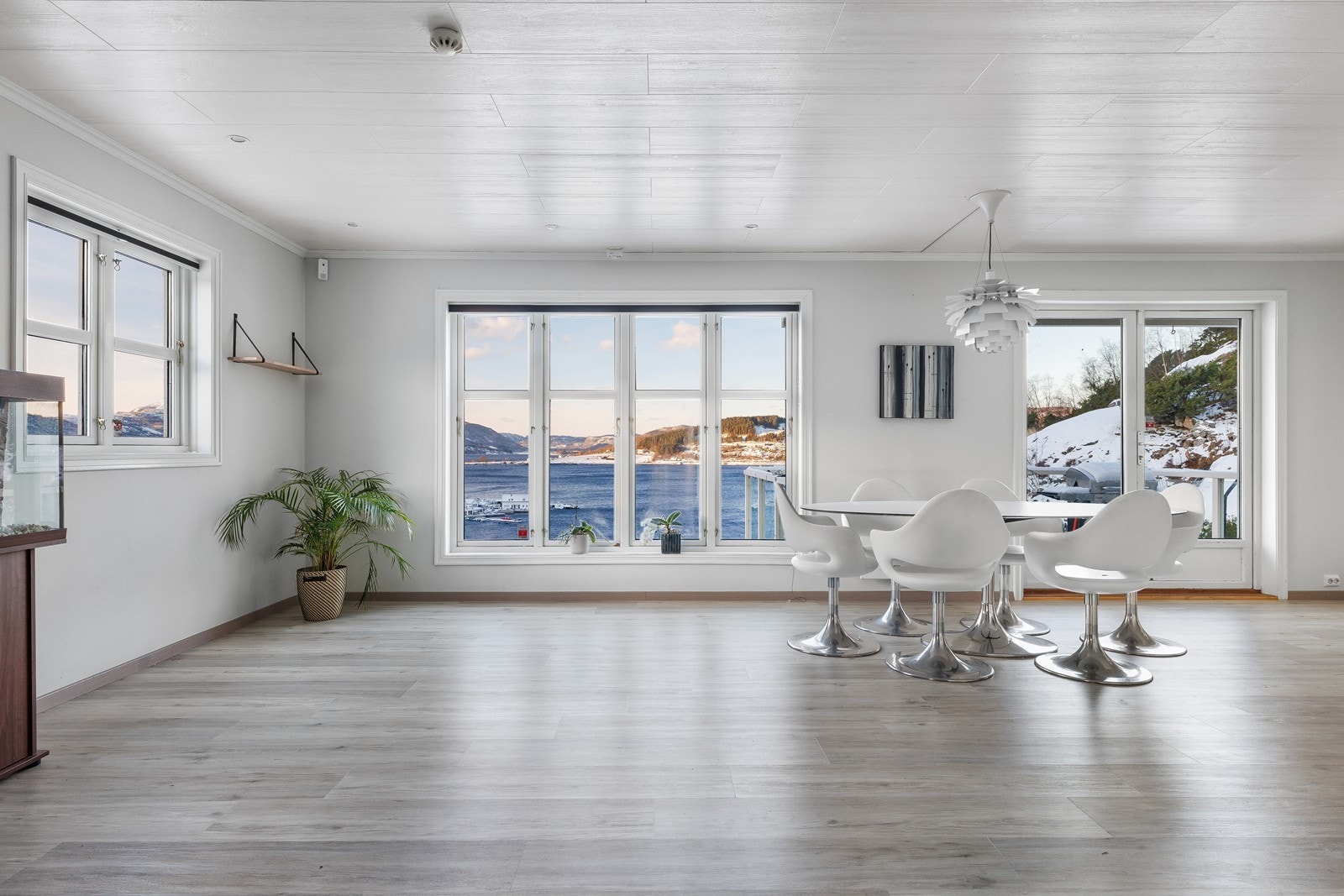 Stuen har flere store vinduer som slipper inn både dagslys og den fantastiske utsikten. Galleribilde