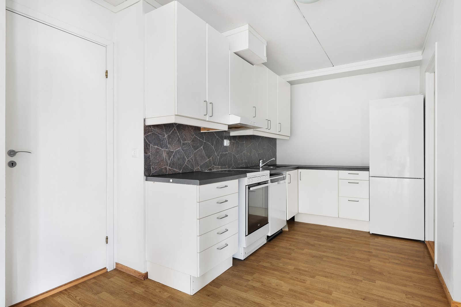 Lyst og trivelig kjøkken med god skapplass og praktisk utforming. Galleribilde