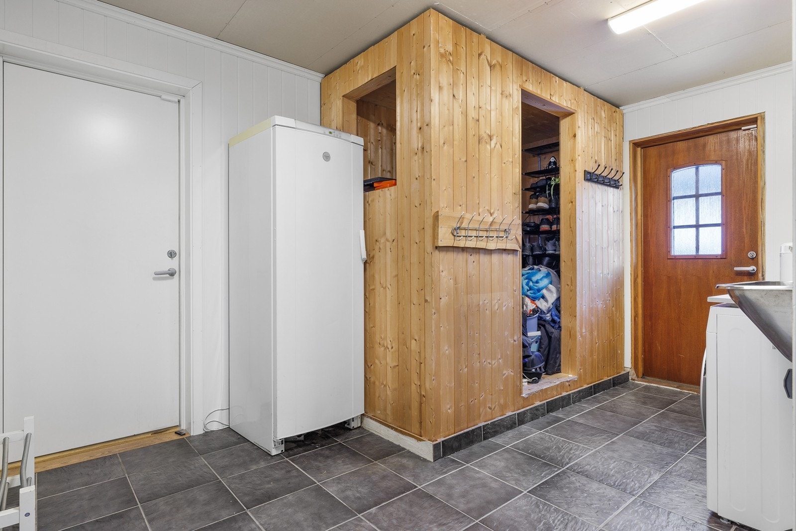 Her er laget til egen bod/rom for oppbevaring av yttertøy og sko. (Bod opprinnelig laget som kjølerom. Mangler dør og aggregat). Galleribilde