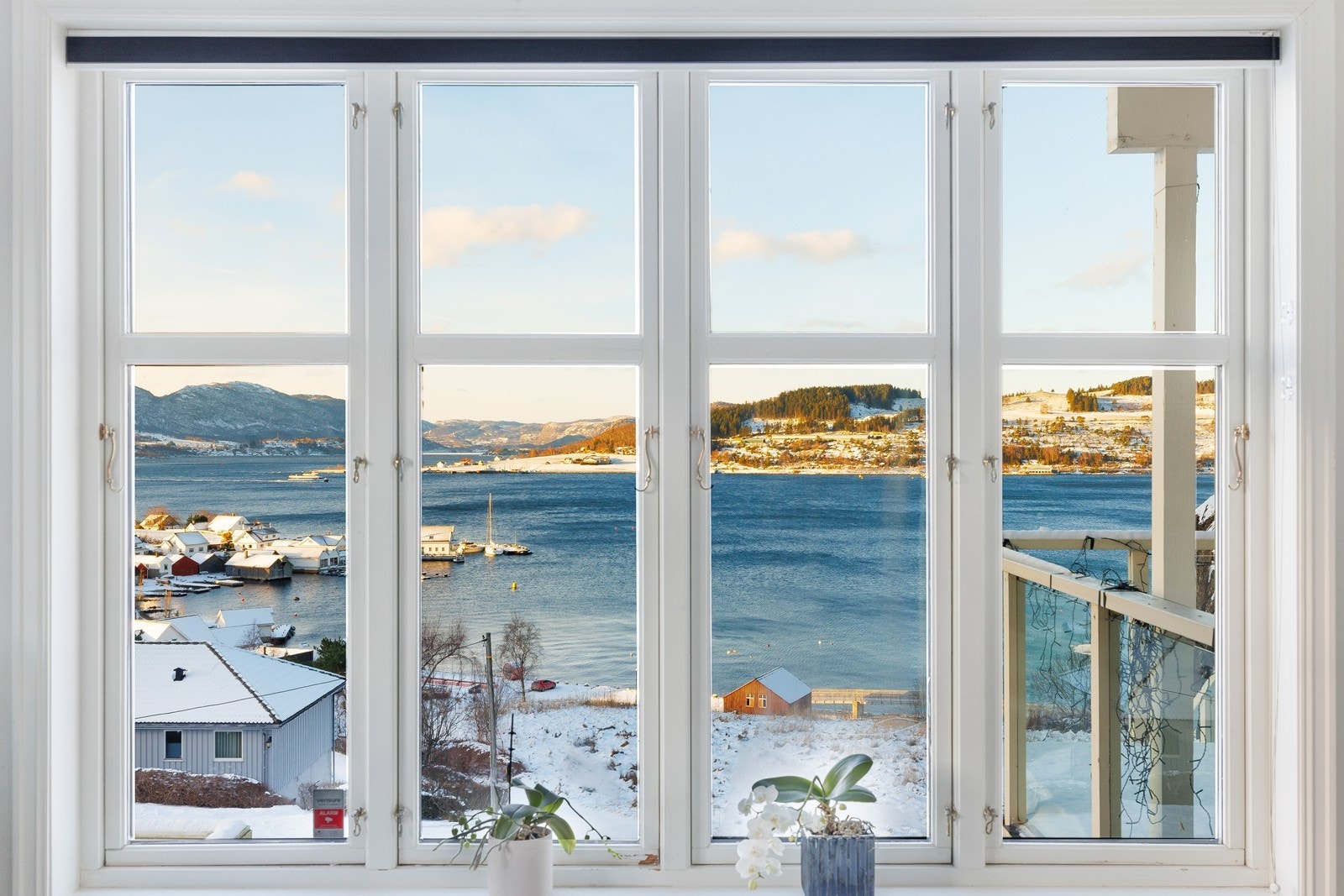 Panoramautsikt ut mot populære Lysefjorden og over til Høgsfjorden! Galleribilde