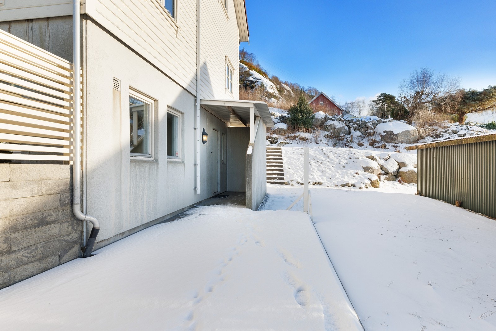 Egen inngang til u-etasje. Galleribilde