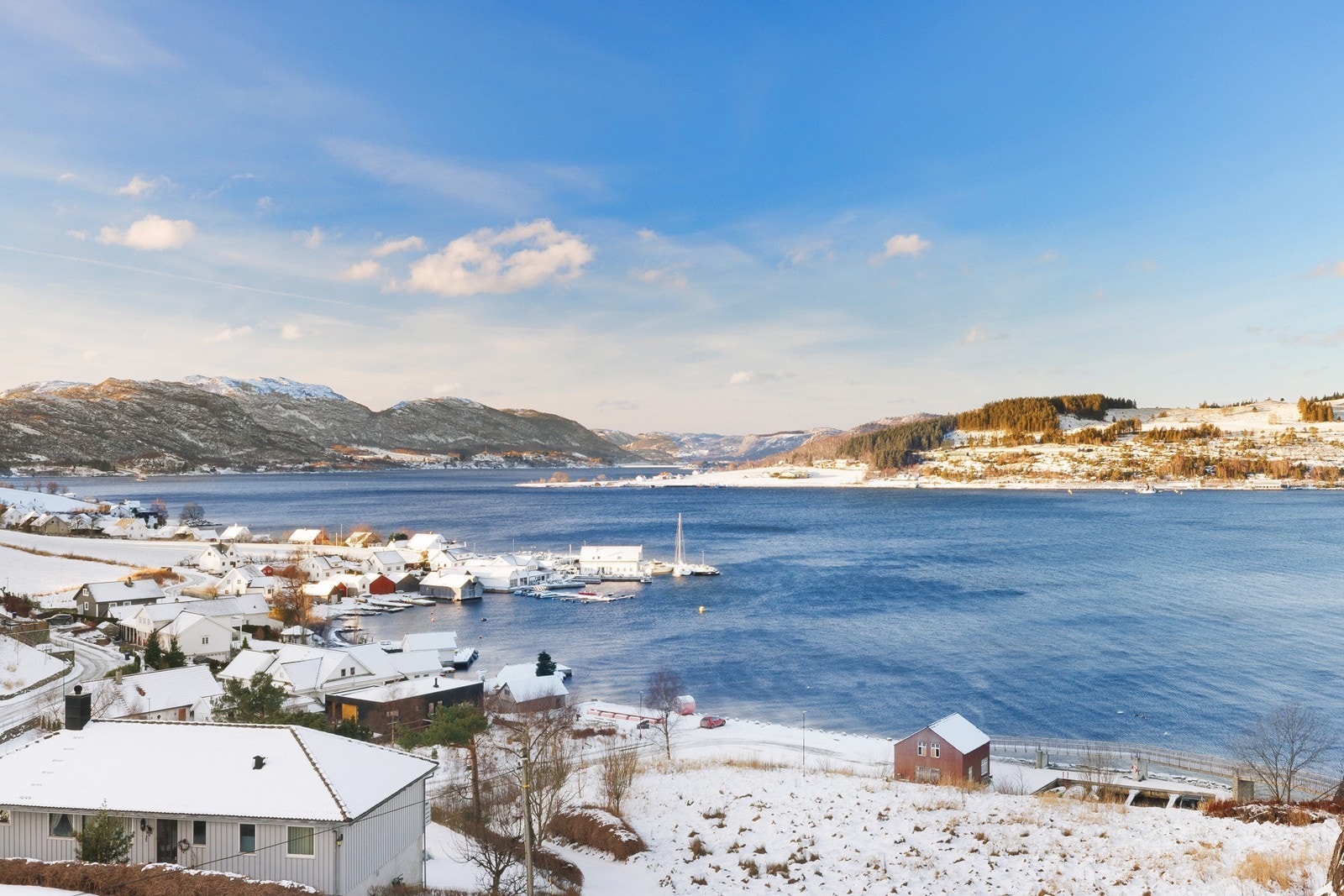 Nydlelig utsikt fra balkongen ned mot Bergevik, over til oanes og Lauvik/Høle. Kun kort gange ned til den lokale Joker butikken. Galleribilde