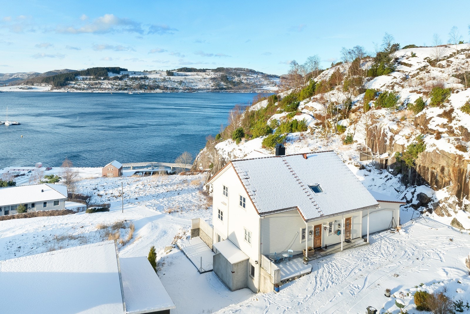 Boligen ligger på endetomt og grenser til Lnf-område som bidrar til lite trafikk og ro! Galleribilde