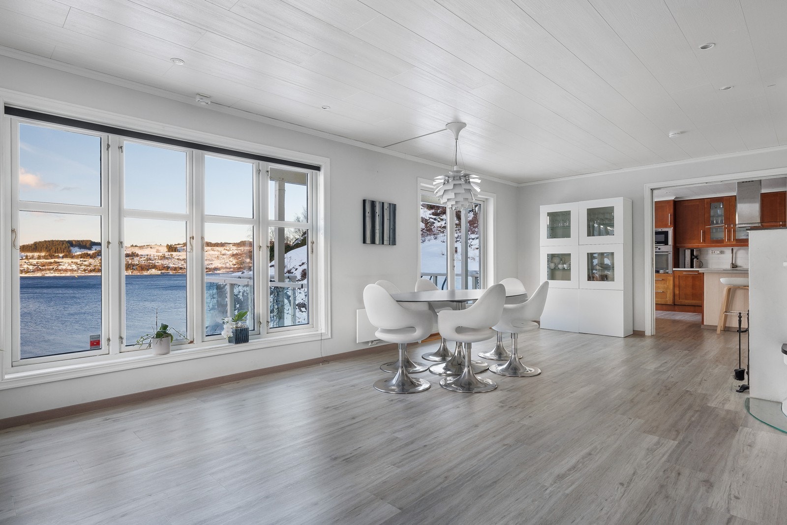 Et stort allrom med flere møbleringsmuligheter. Galleribilde