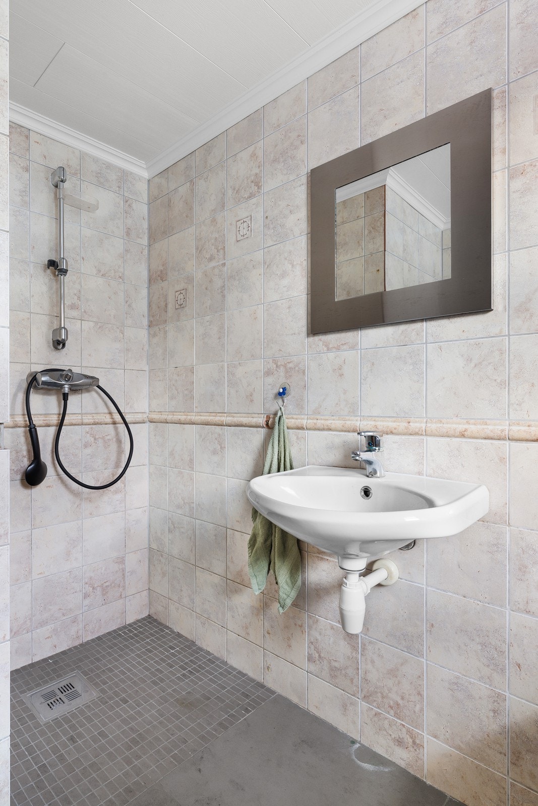 Helfliset praktis baderom i tilknytning til gangen. Galleribilde