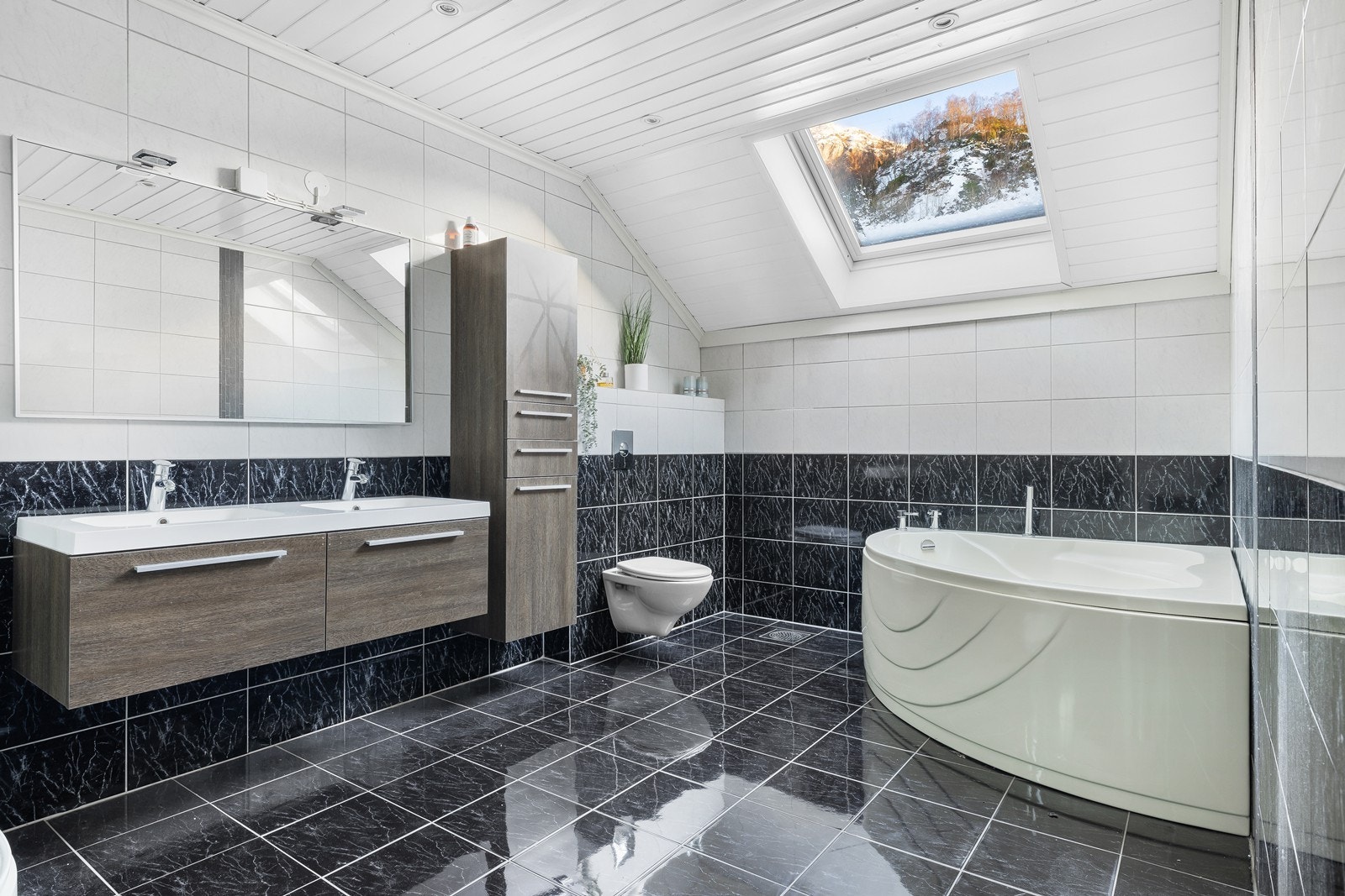 Romslig helfliset baderom med både badekar og dusj. Galleribilde