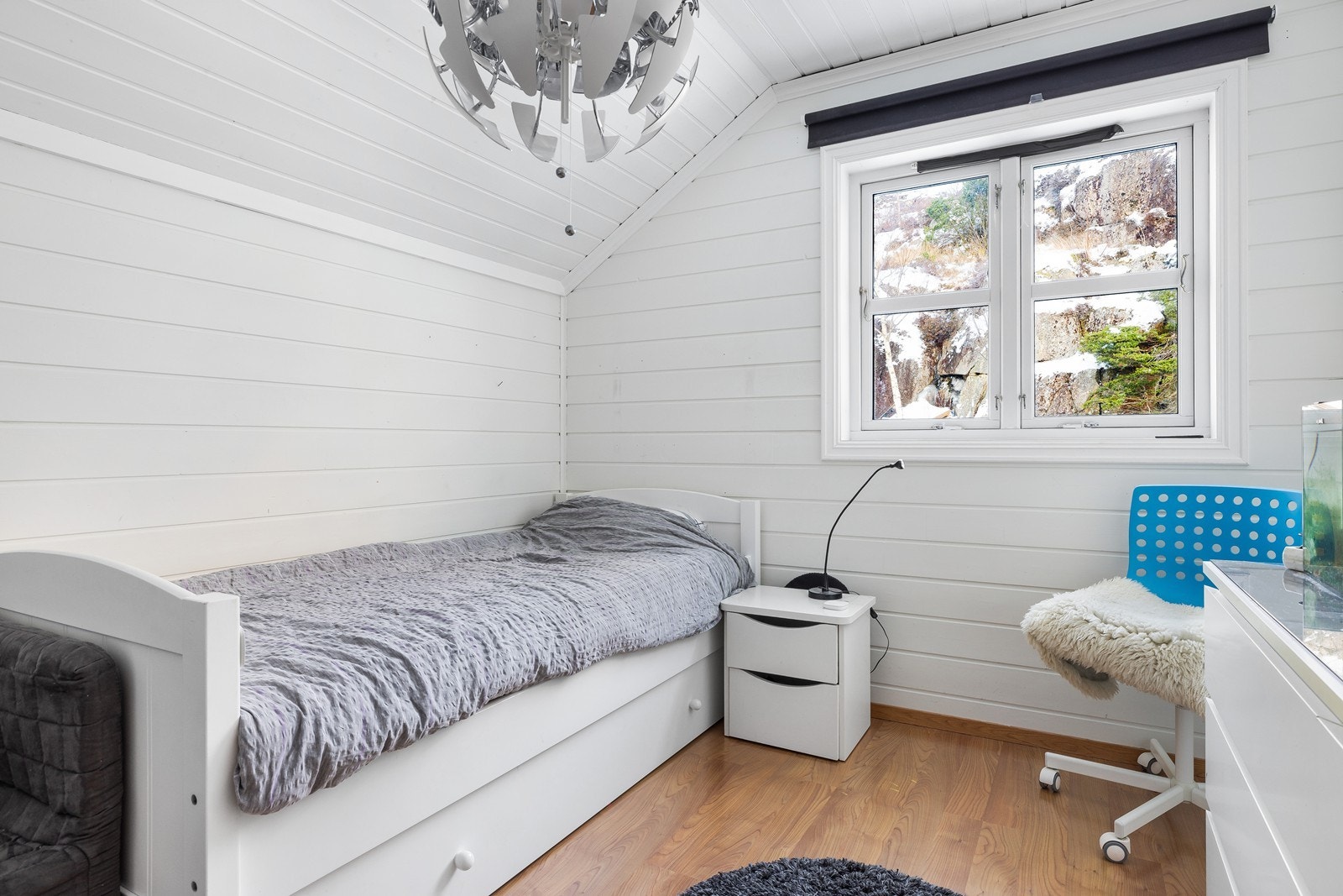 Soverom 3 - lyst og koselig med naturen like utenfor. Galleribilde