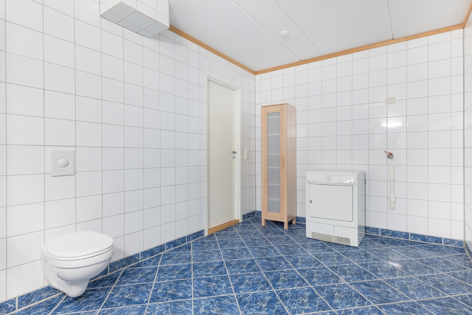 Opplegg for vaskemaskin. God plass til oppbevaring. Galleribilde