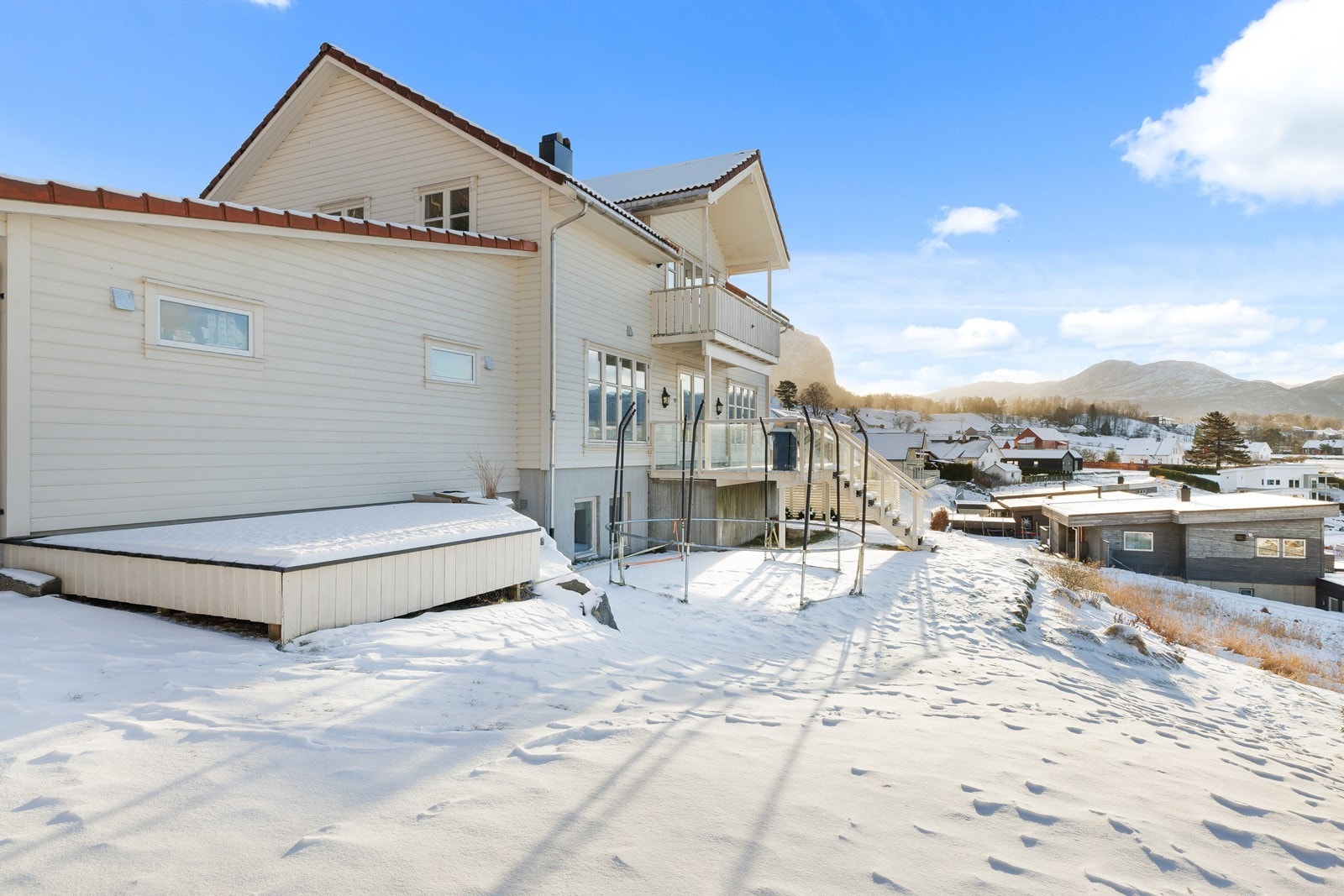 Passer for barnefamilier og de som ønsker seg et rolig bomiljø med nærhet til mektig natur og hav. Galleribilde