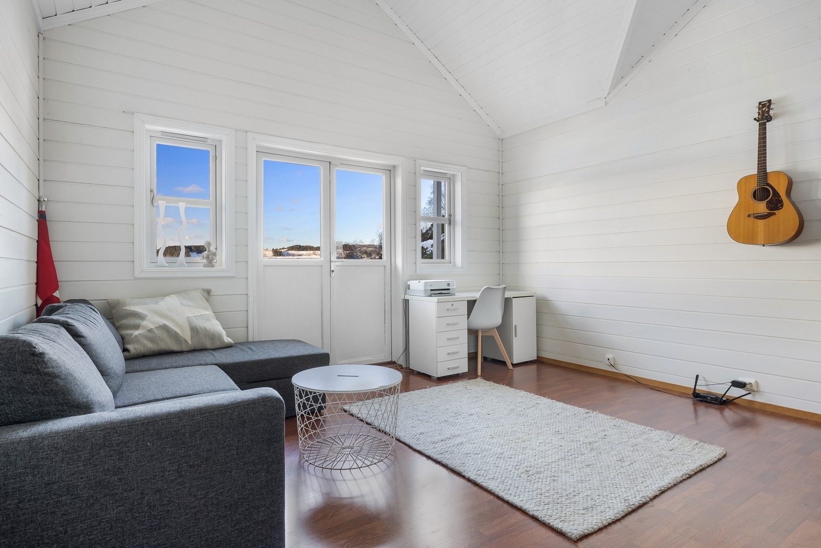 Fra loftstuen er det doble dører ut til balkong. Galleribilde