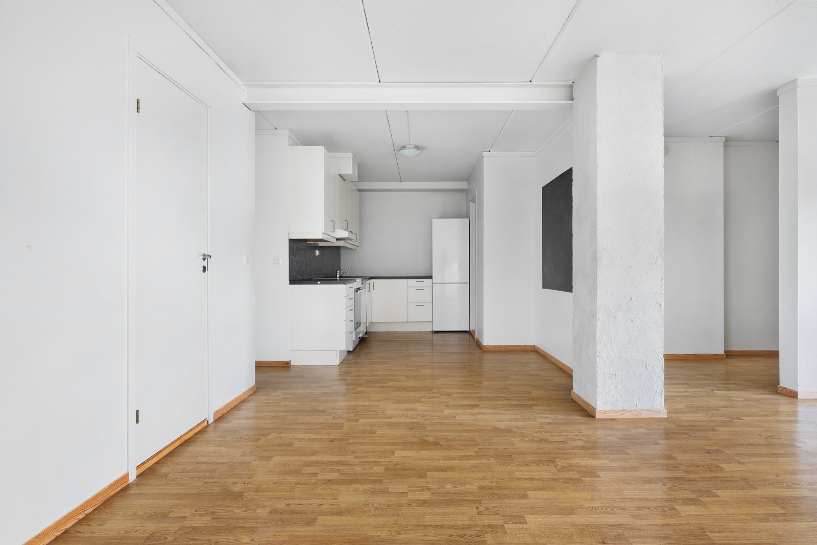 Åpen løsning til kjøkkenet er praktisk og gir en god romfølelse. Galleribilde