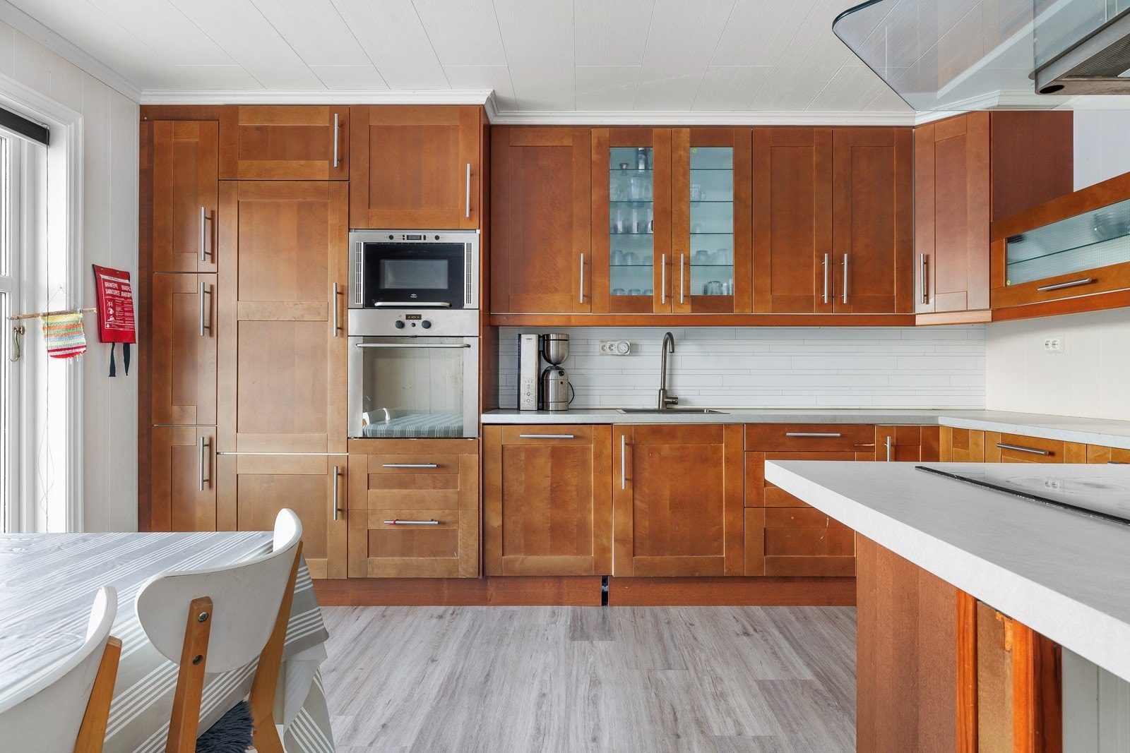 Rikelig med skap- og benkeplass - ideelt for matlaging. Integrerte hvitevarer. Galleribilde