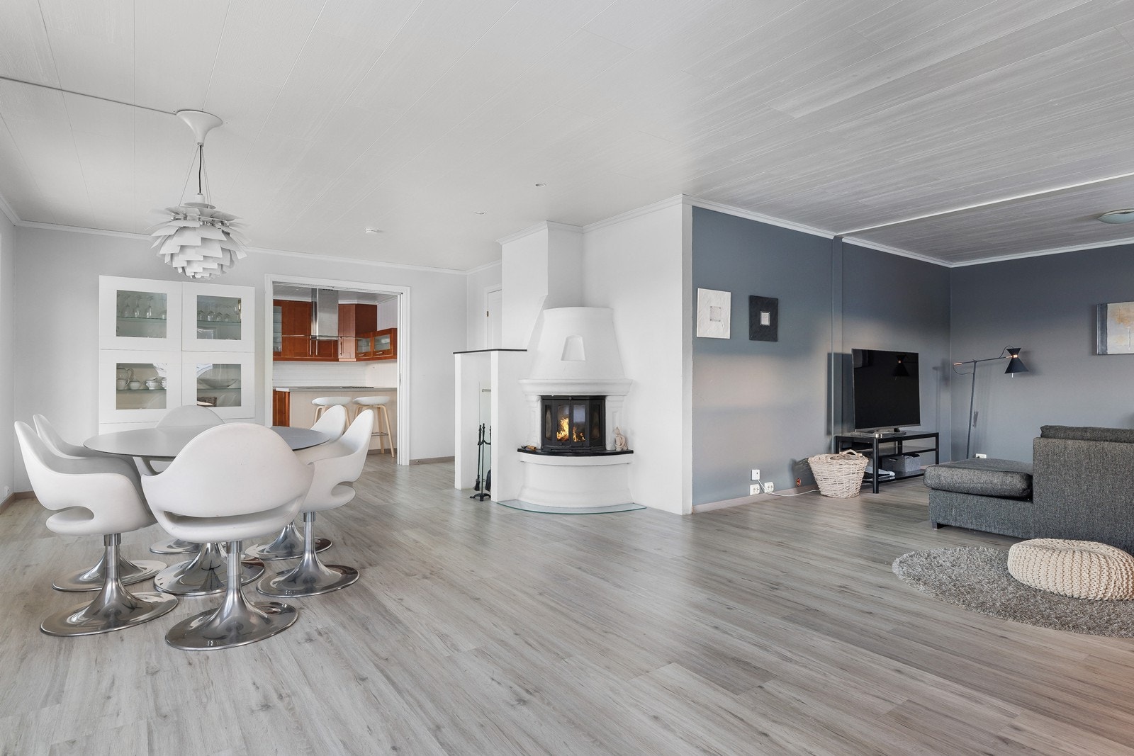 Stor og luftig L-formet stue med god plass til både sofakrok og spisestue. Herlig peis som varmer godt opp på kalde dager. Galleribilde