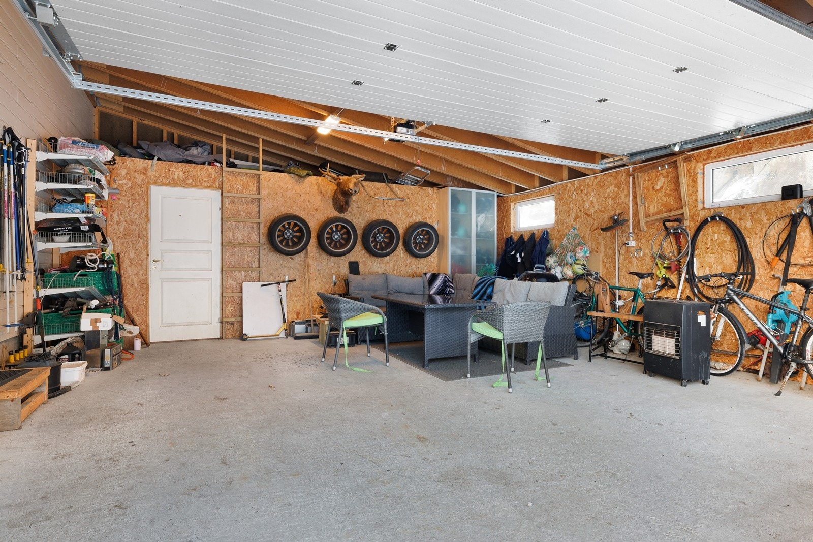 Romslig garasje med god oppbevaringsplass. Galleribilde