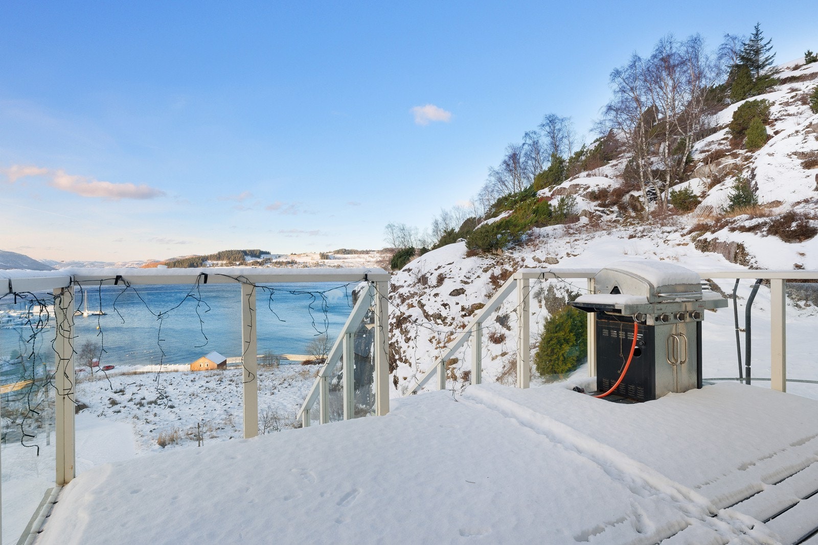 Eiendommen ligger i endevei så her er det lite trafikk og ro for sjelen! Galleribilde