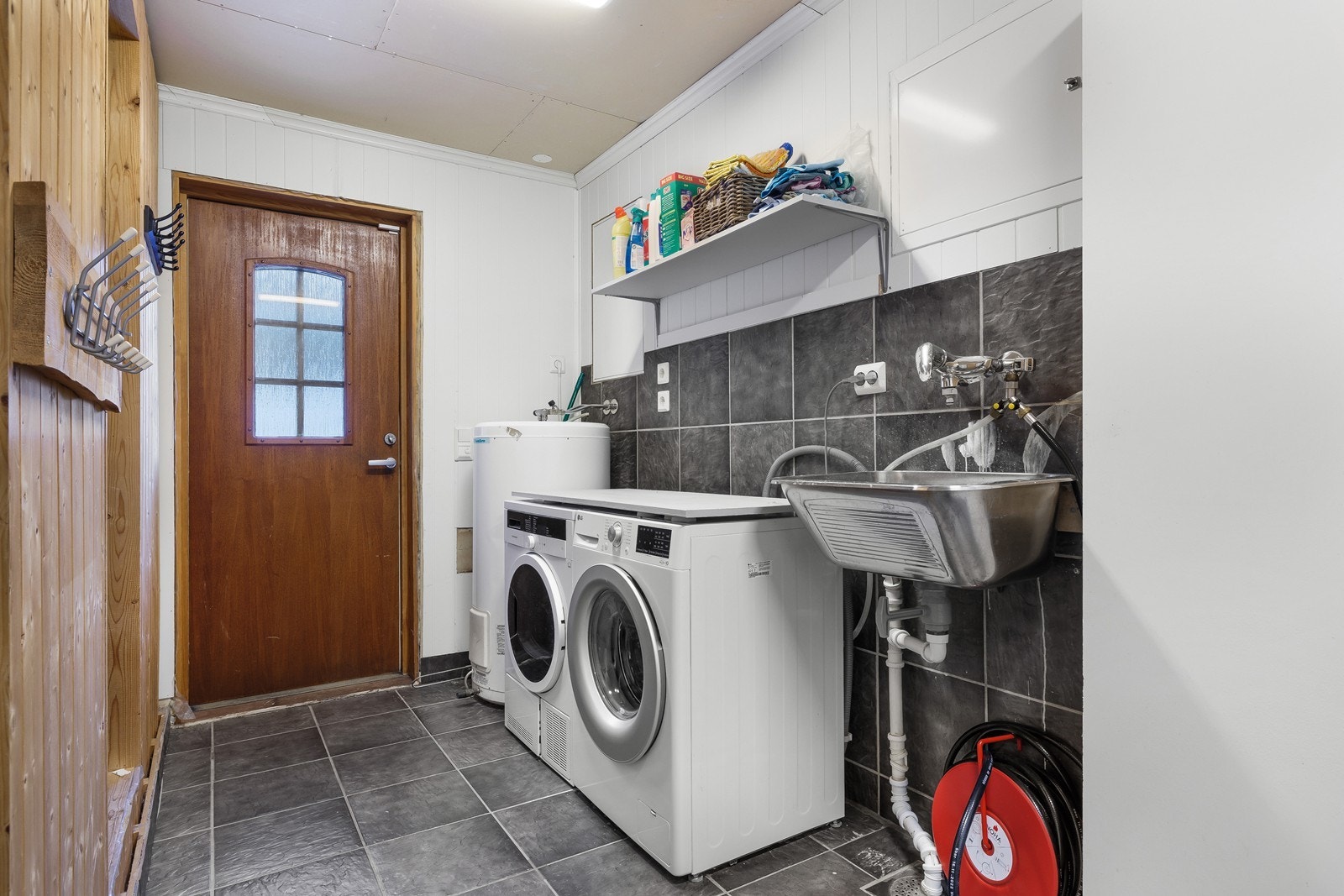 Bi-inngang/grovinngang med vaskerom er praktisk for barnefamilien. Galleribilde